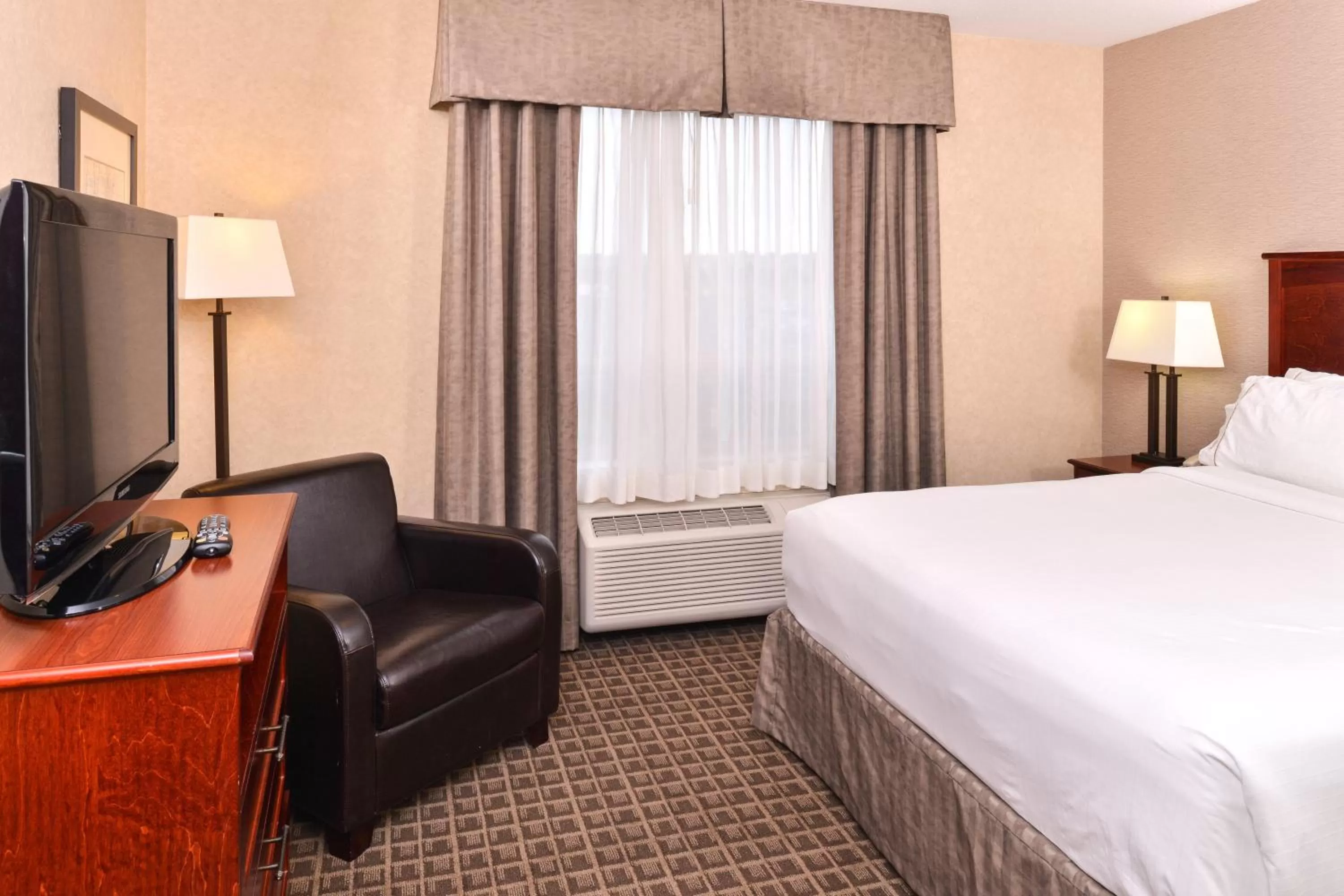 Photo of the whole room, Bed in Holiday Inn Express Edmonton North by IHG