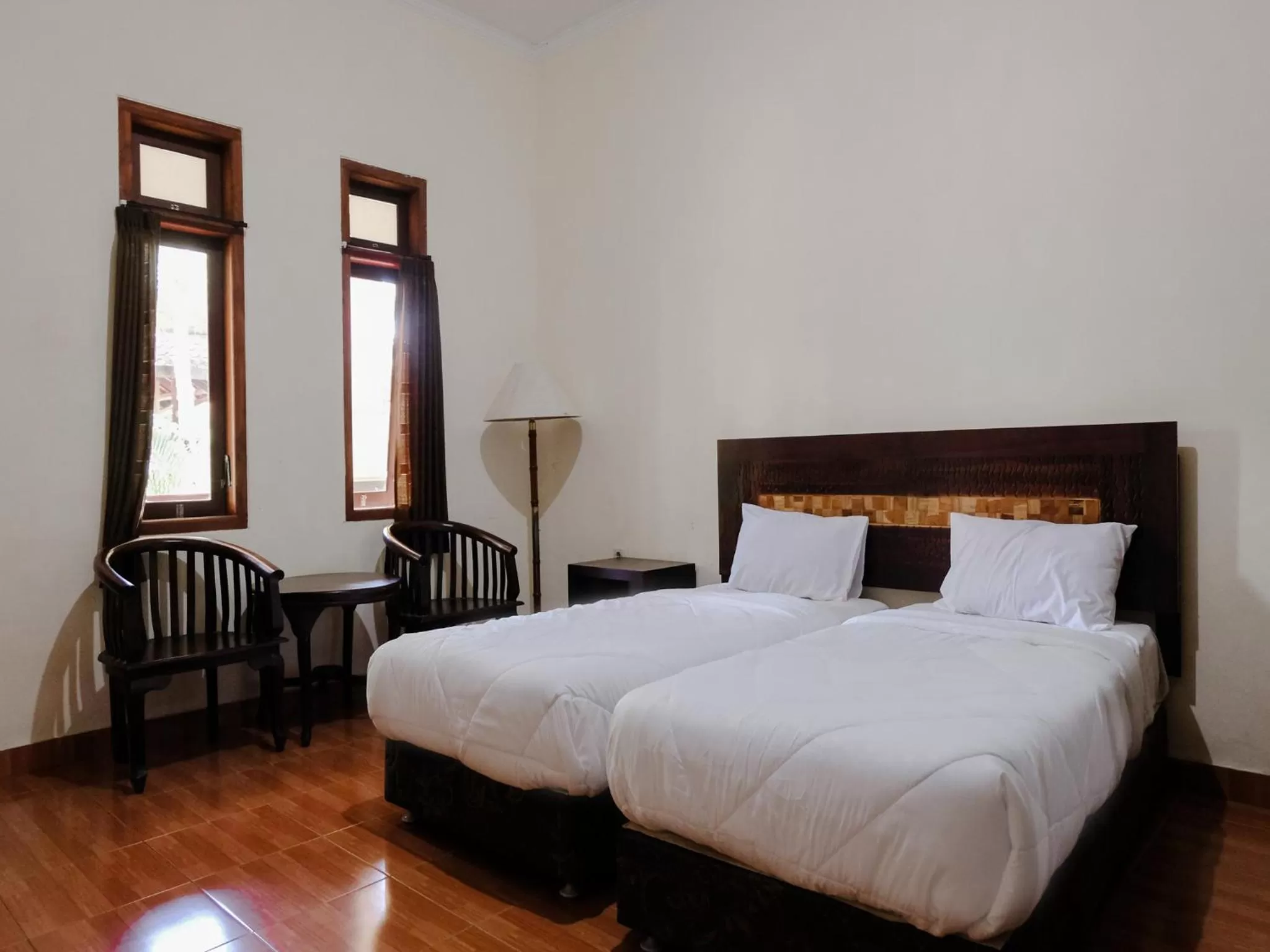 Bed in Hotel Mahkota Plengkung by ecommerceloka