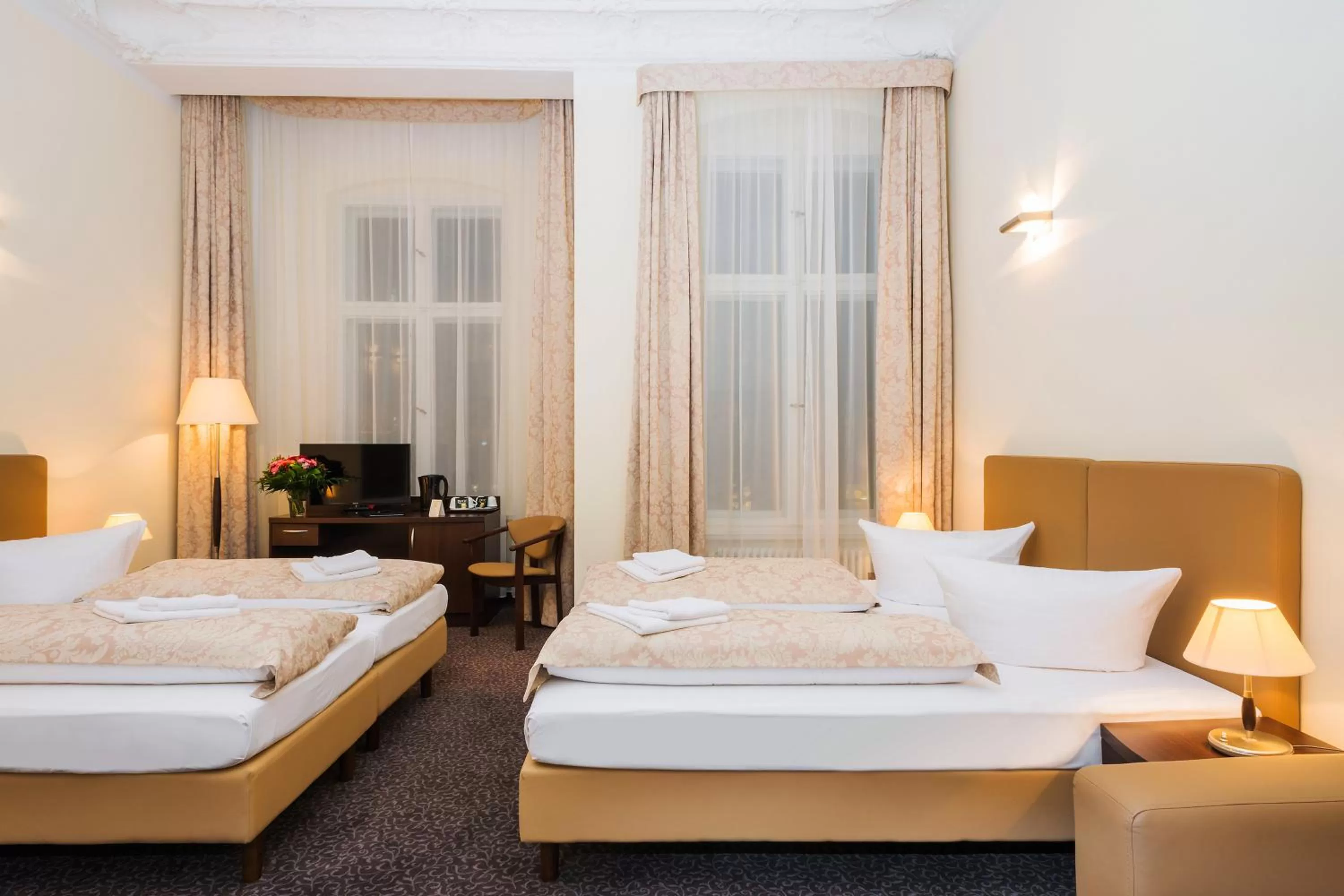 Photo of the whole room, Bed in Upper Room Hotel Kurfürstendamm