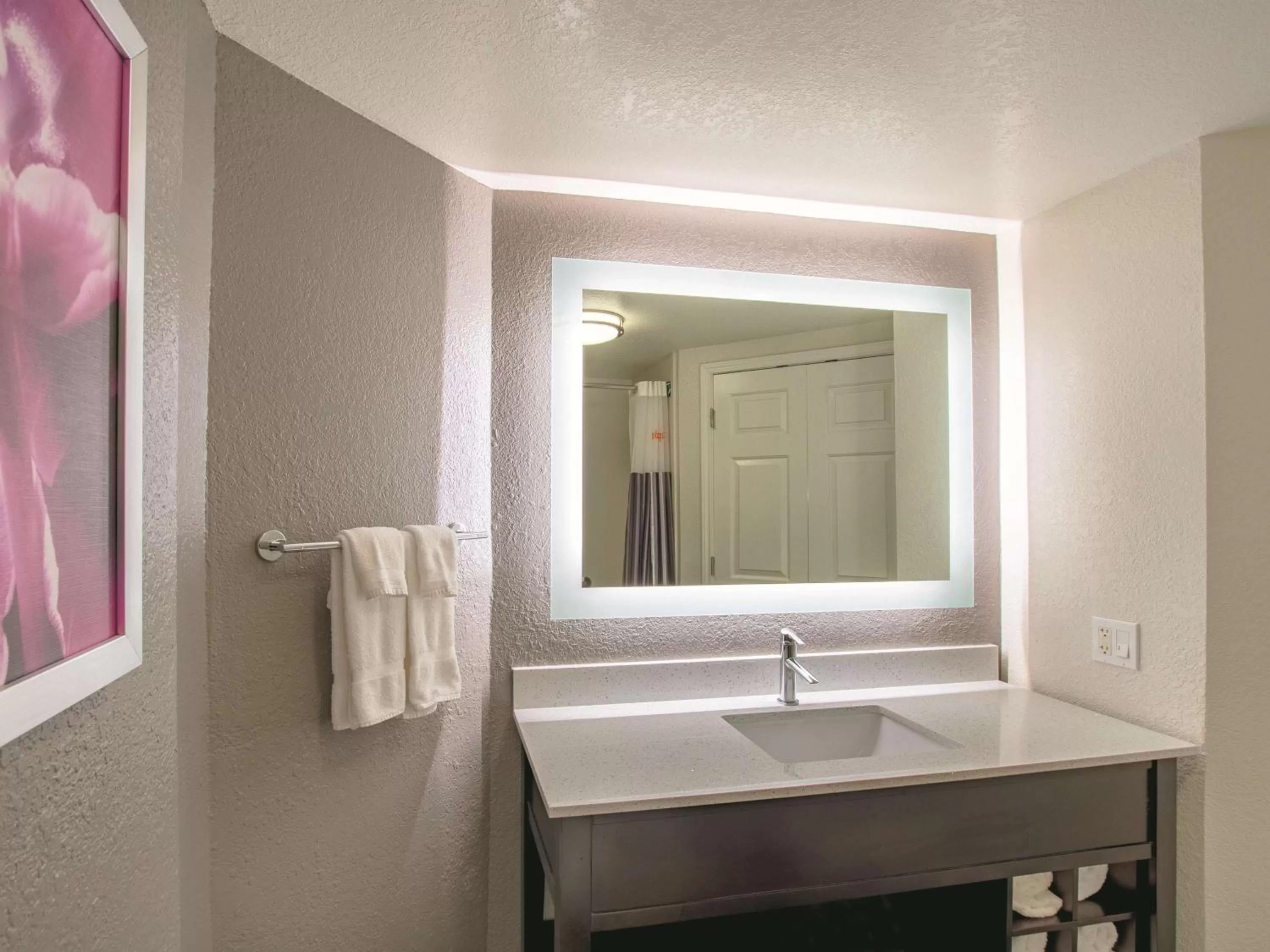 Bathroom in La Quinta by Wyndham Fort Worth City View