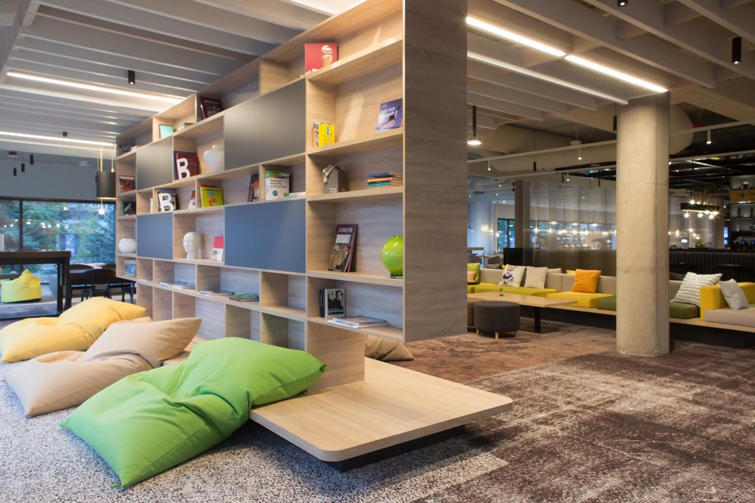 Library in Novotel Wrocław Centrum