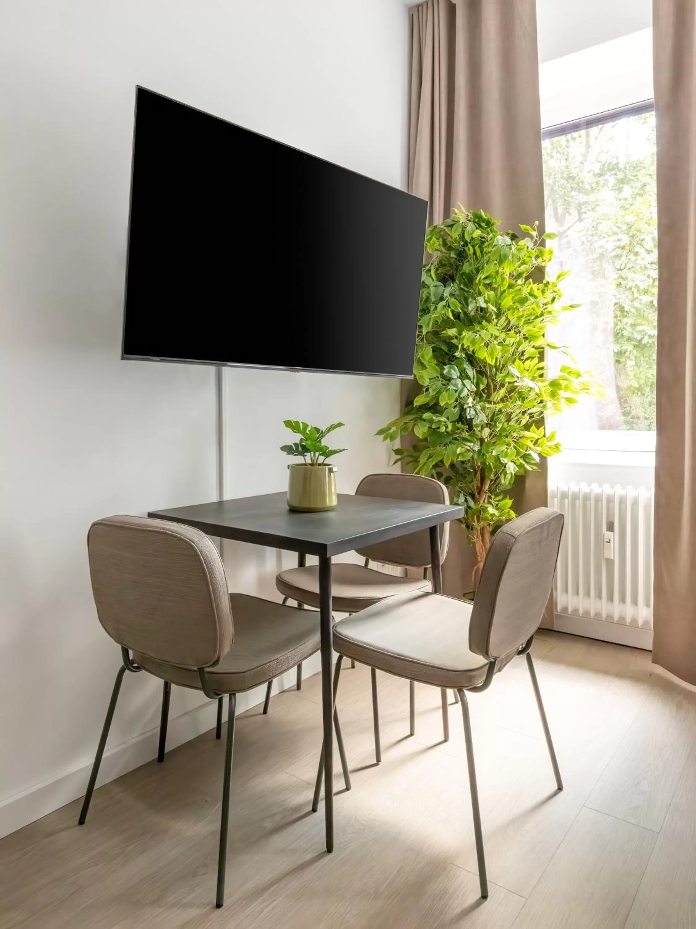 TV and multimedia in Limehome Berlin Luise Henriette Str - Digital Access