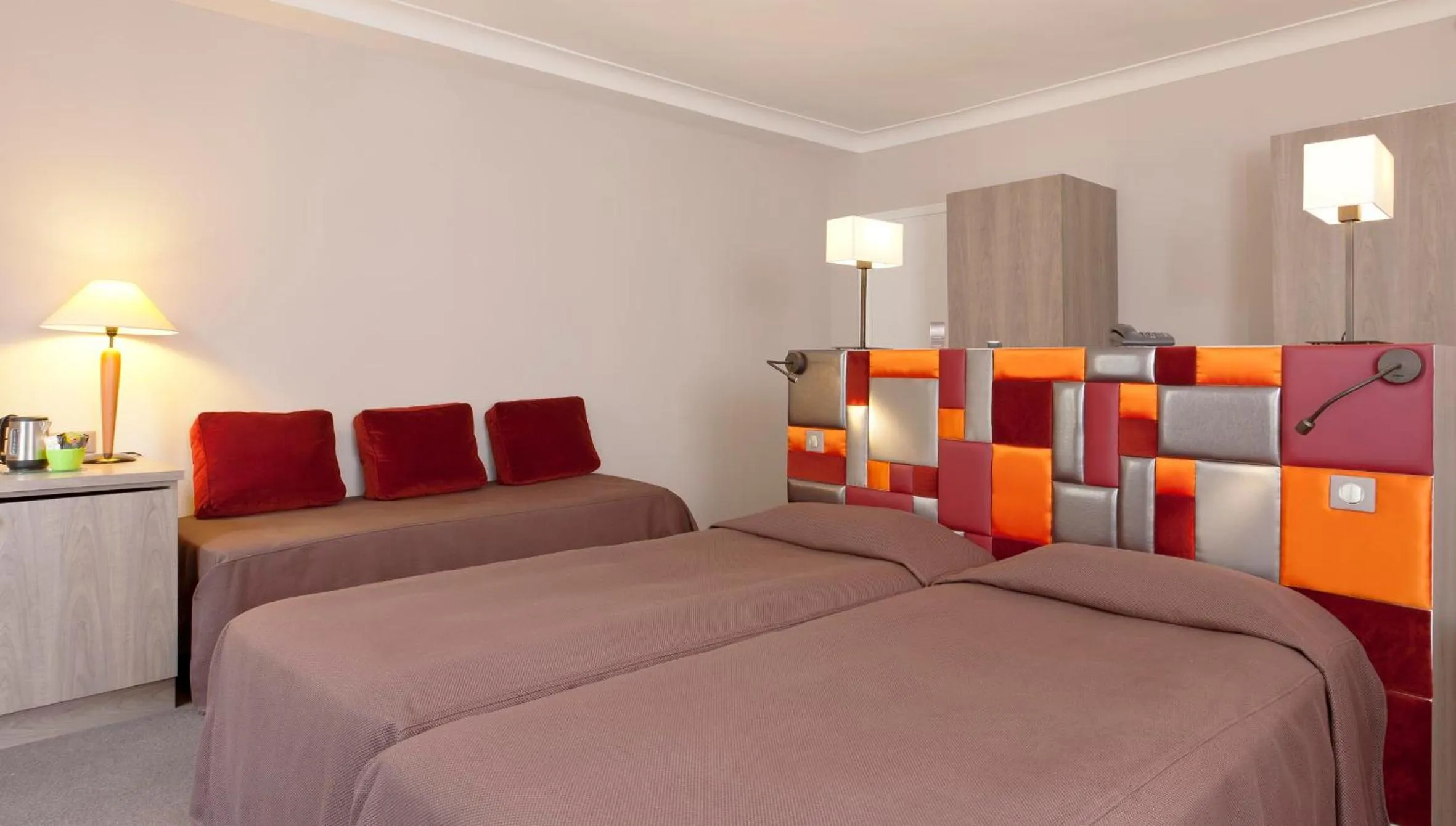 Bed in Hotel Concortel Paris