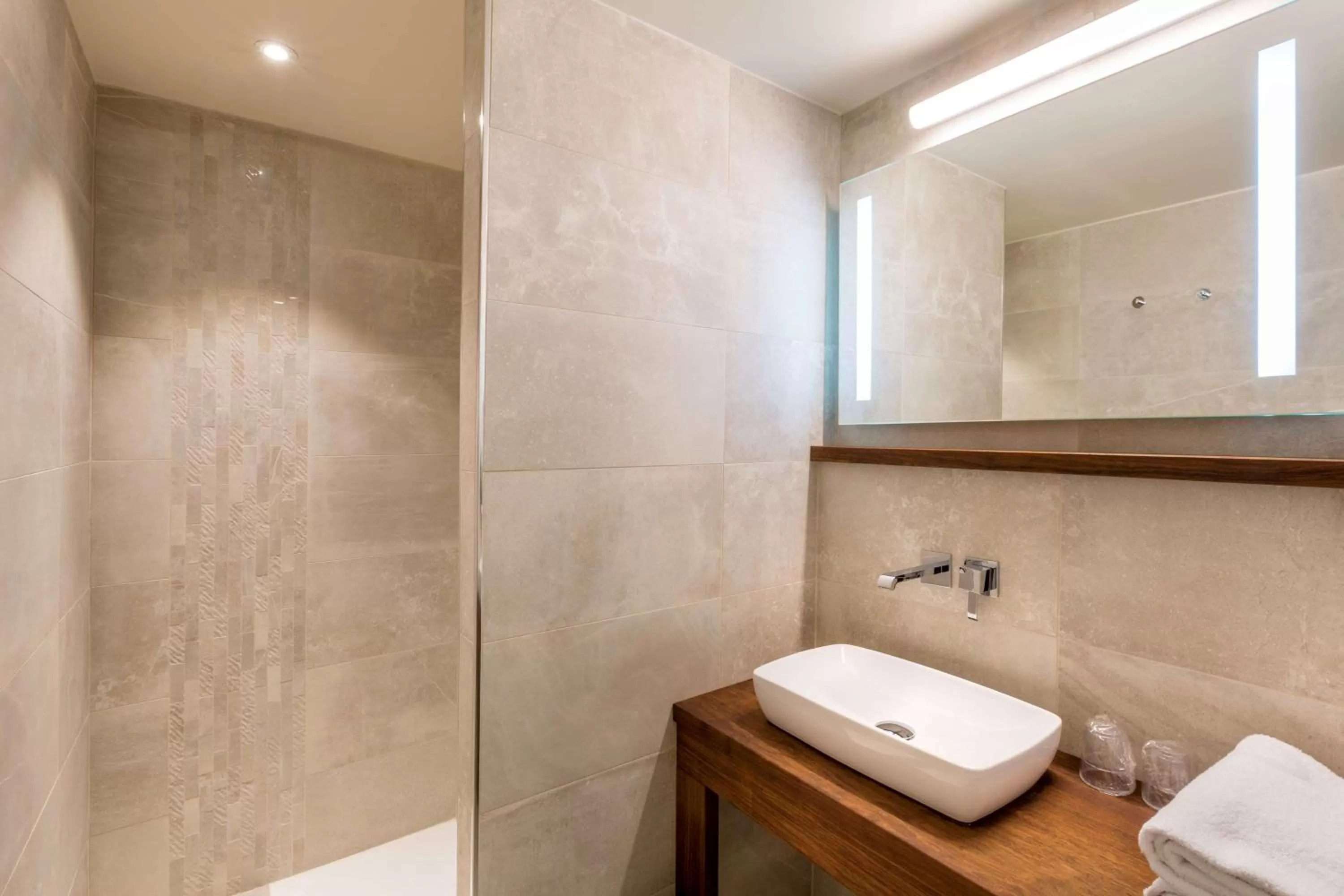 Bathroom in Best Western L'Aquarium Arras Nord