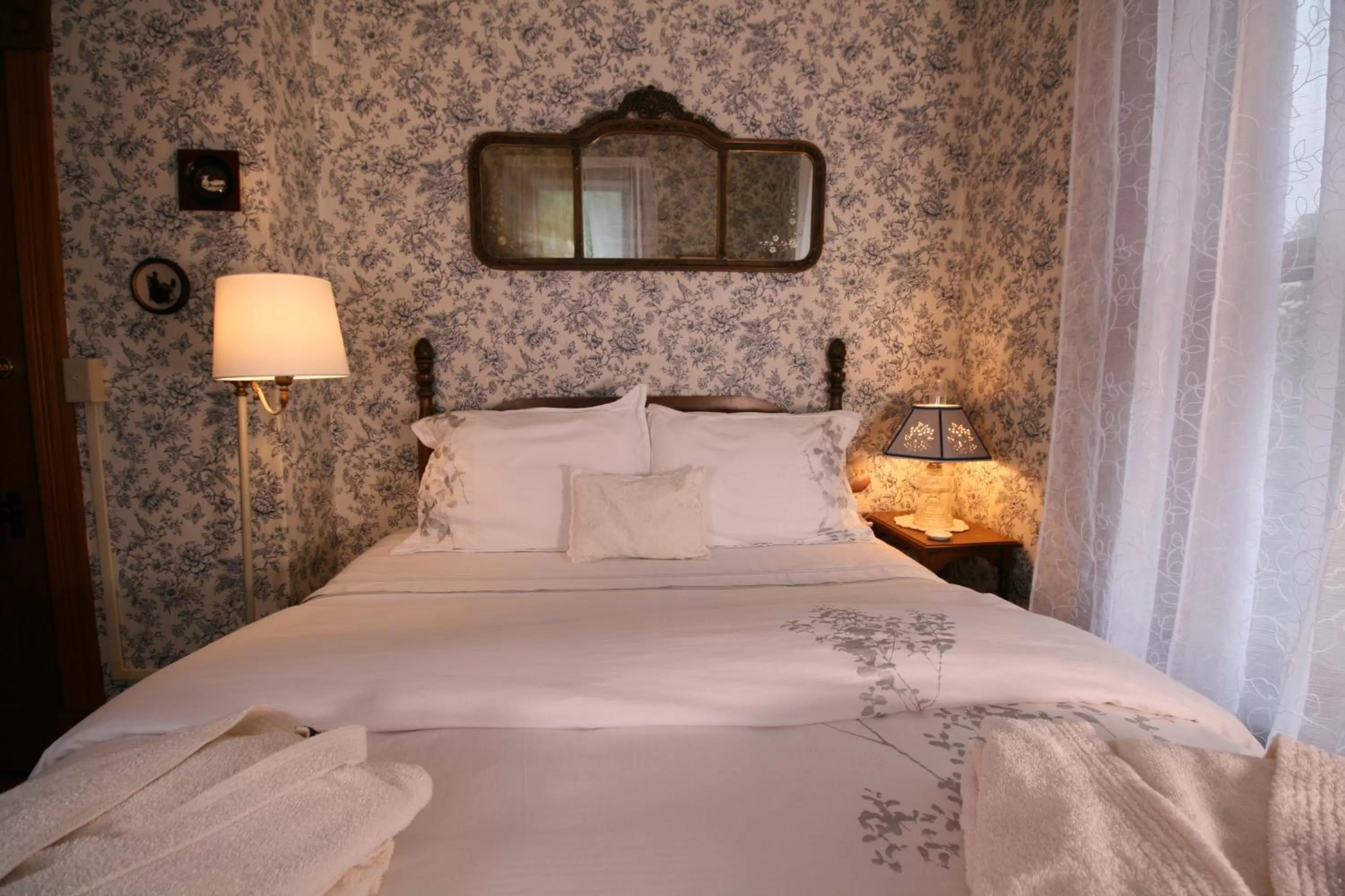 Queen Room in The Governor's Inn