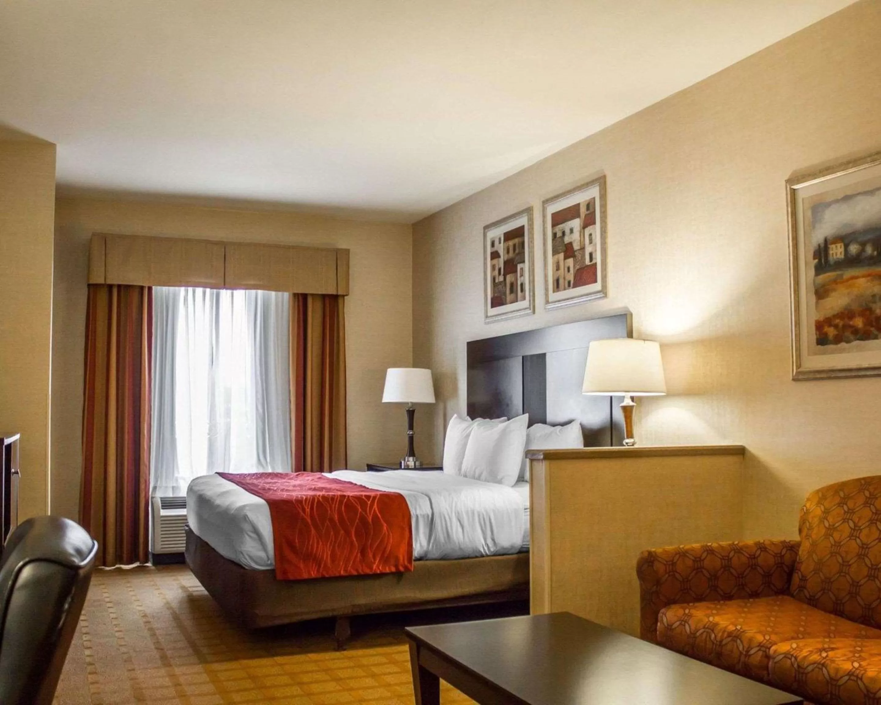 Photo of the whole room in Comfort Suites Edinboro