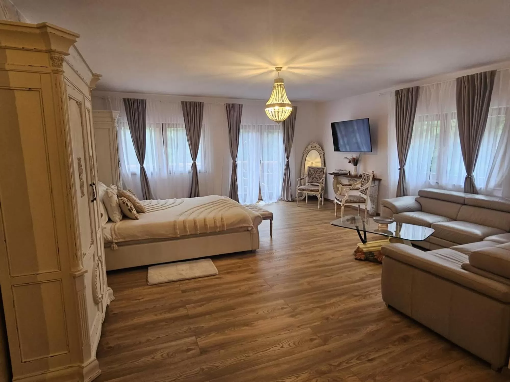 Communal lounge/ TV room, Bed in Conacul Radacinilor