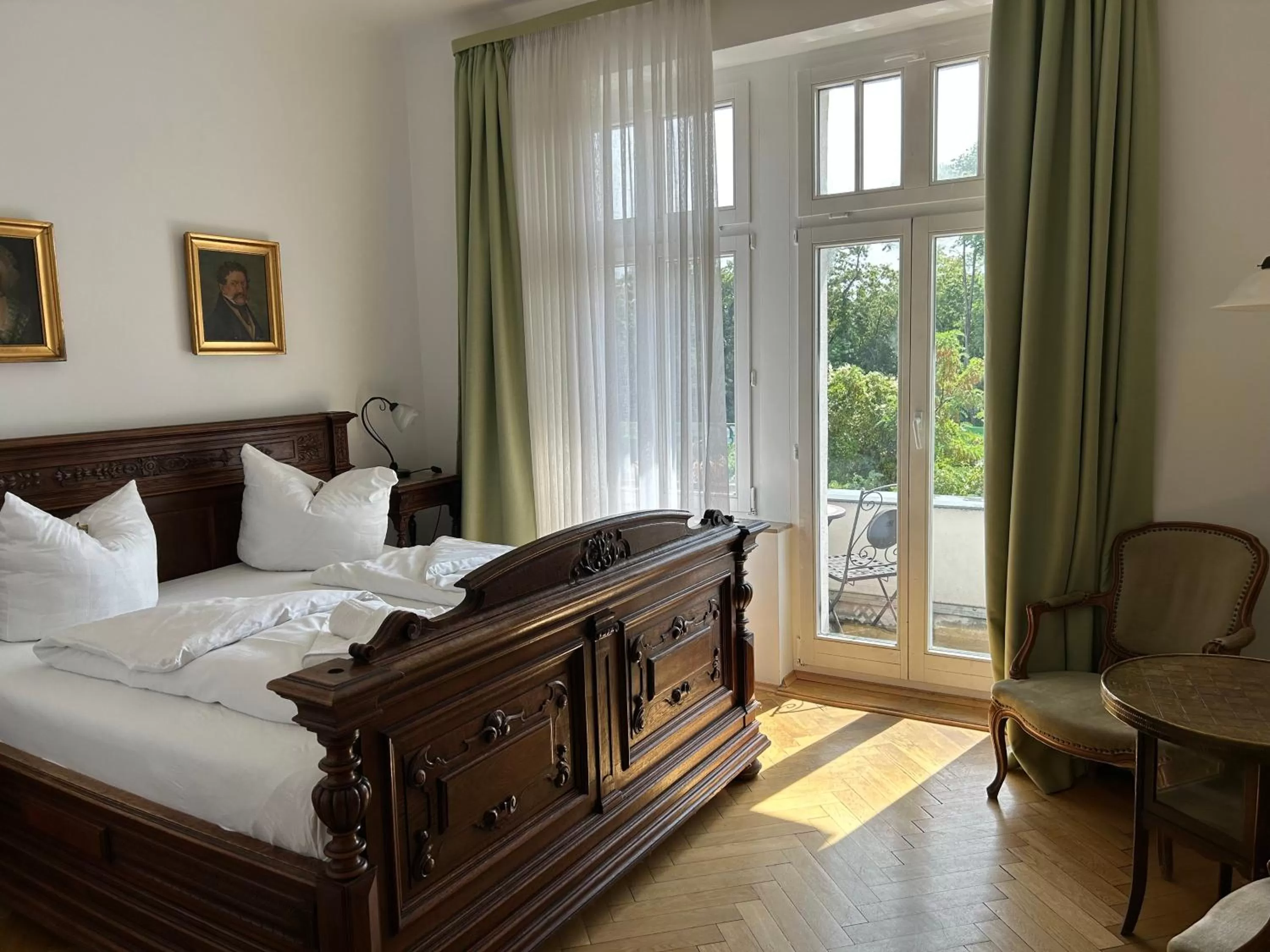 Photo of the whole room, Bed in Jahrhunderthotel Leipzig