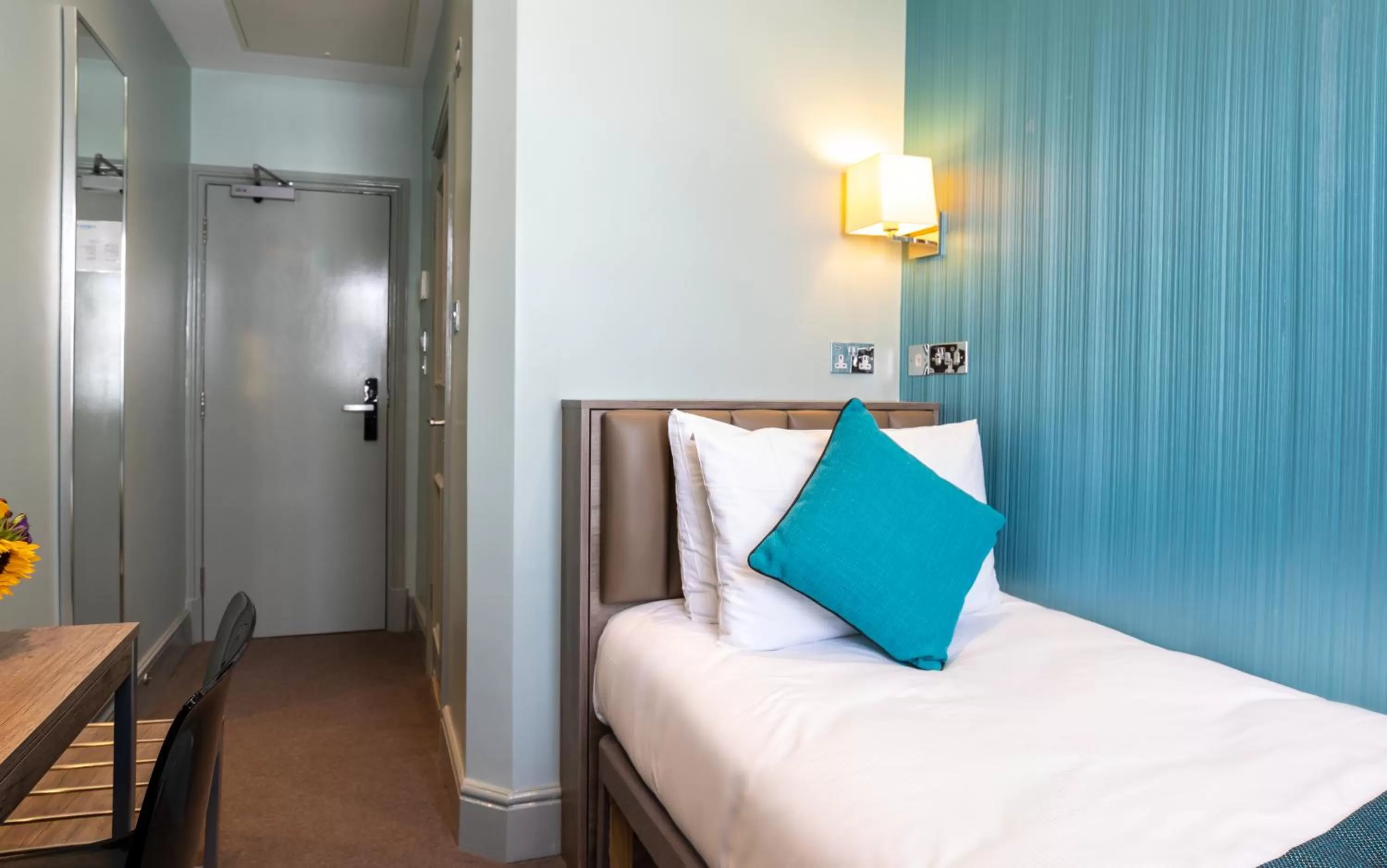 Bedroom, Bed in Sidney Hotel London-Victoria