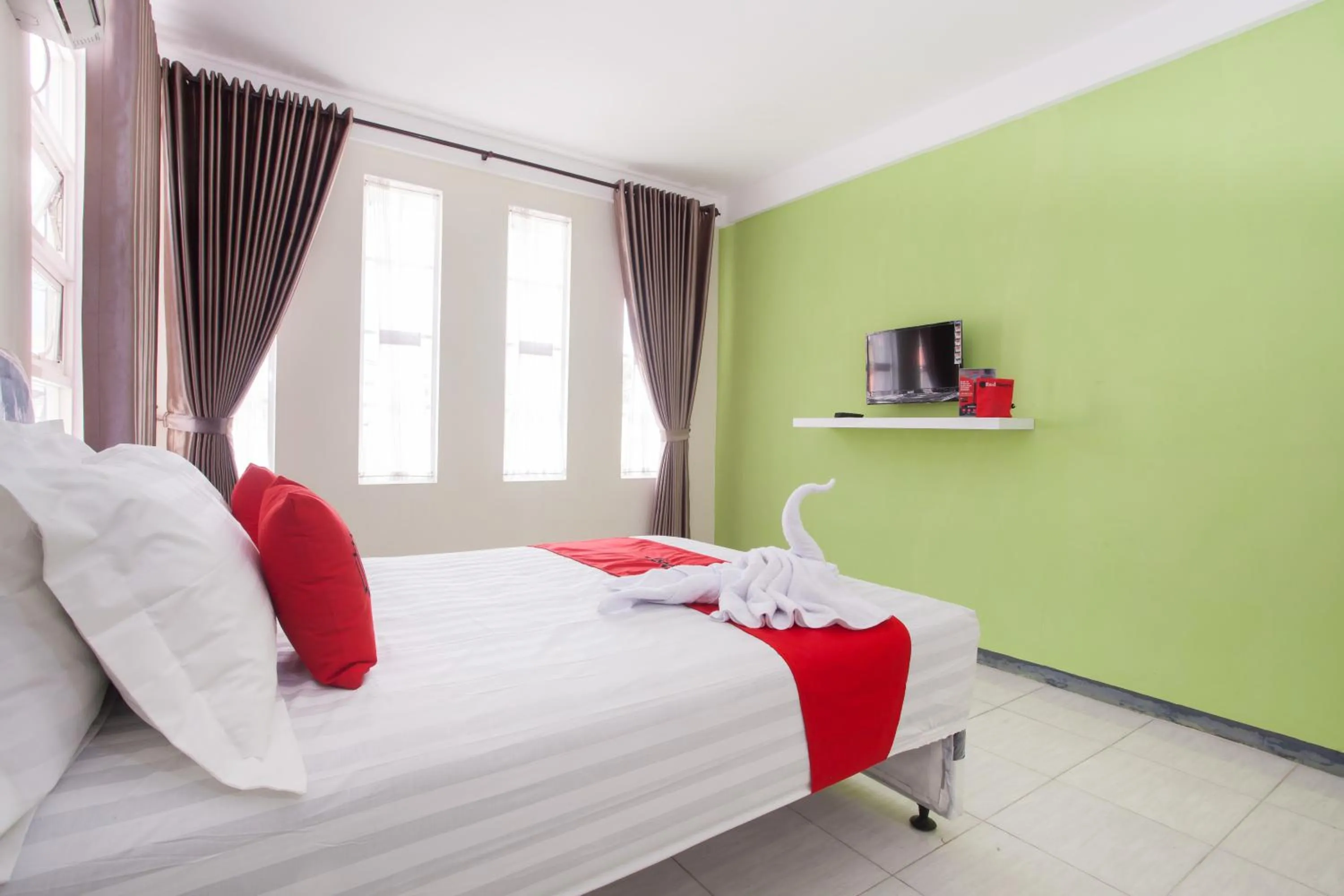 Bedroom, Bed in RedDoorz near Museum Angkut Batu 2