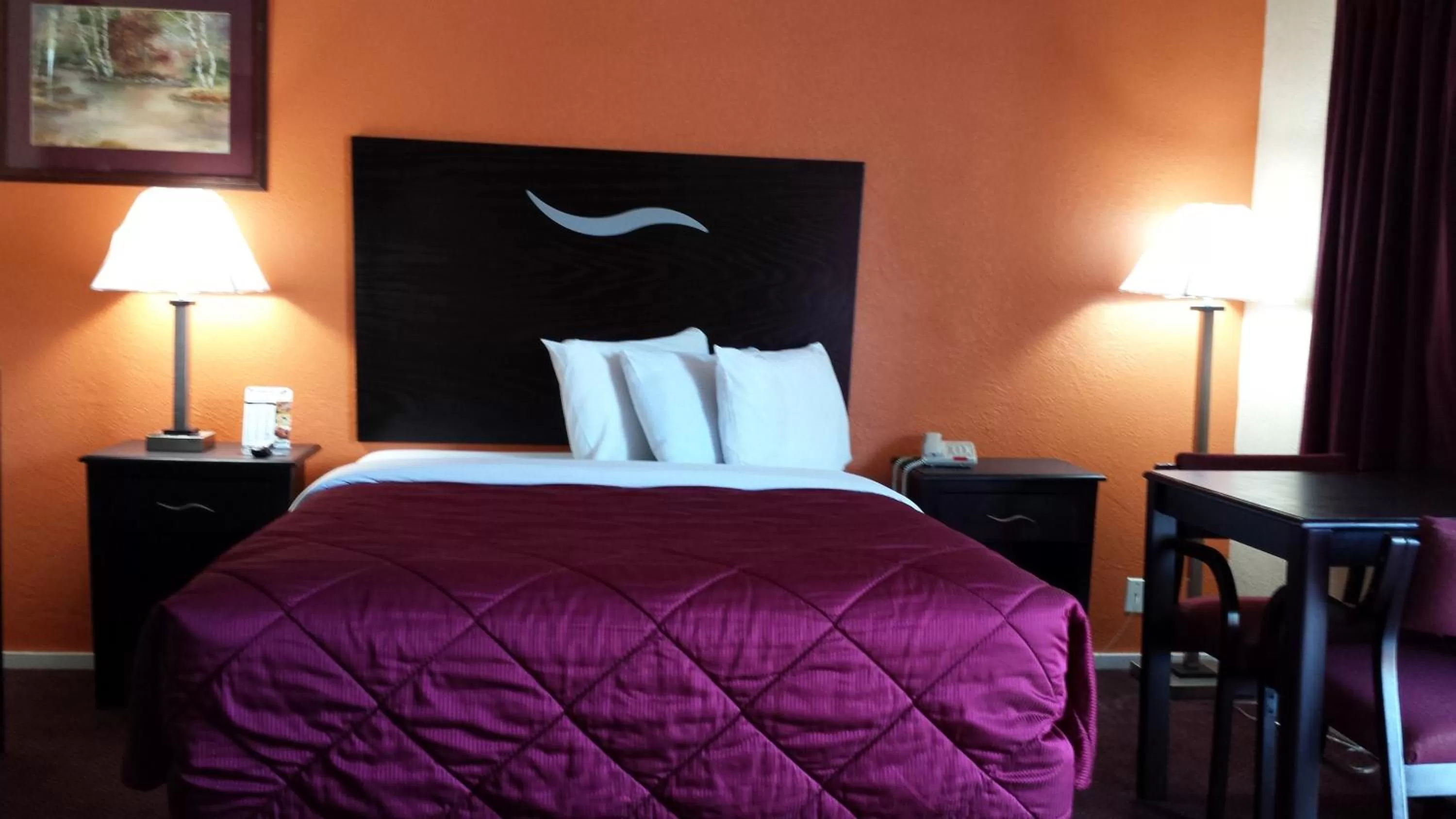 Queen Room in American Inn