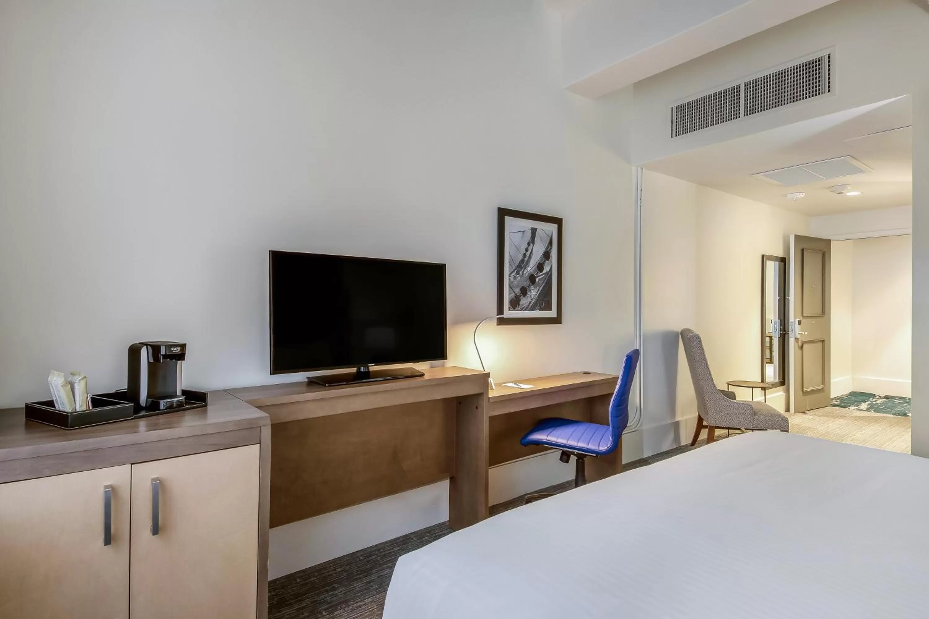 TV and multimedia, Bed in New Bedford Harbor Hotel, an Ascend Collection Hotel