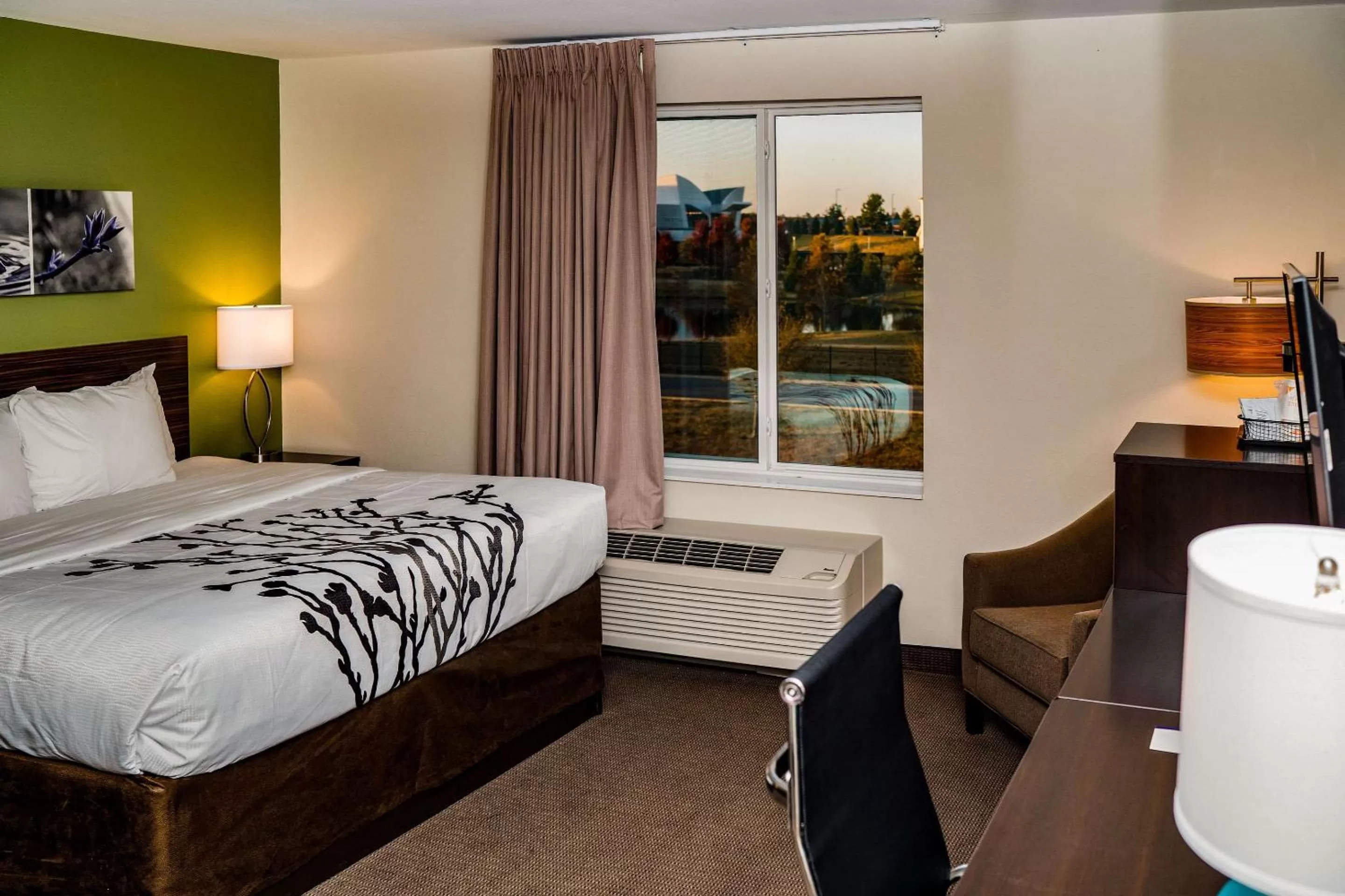 Bed in Sleep Inn at Discovery Park of America