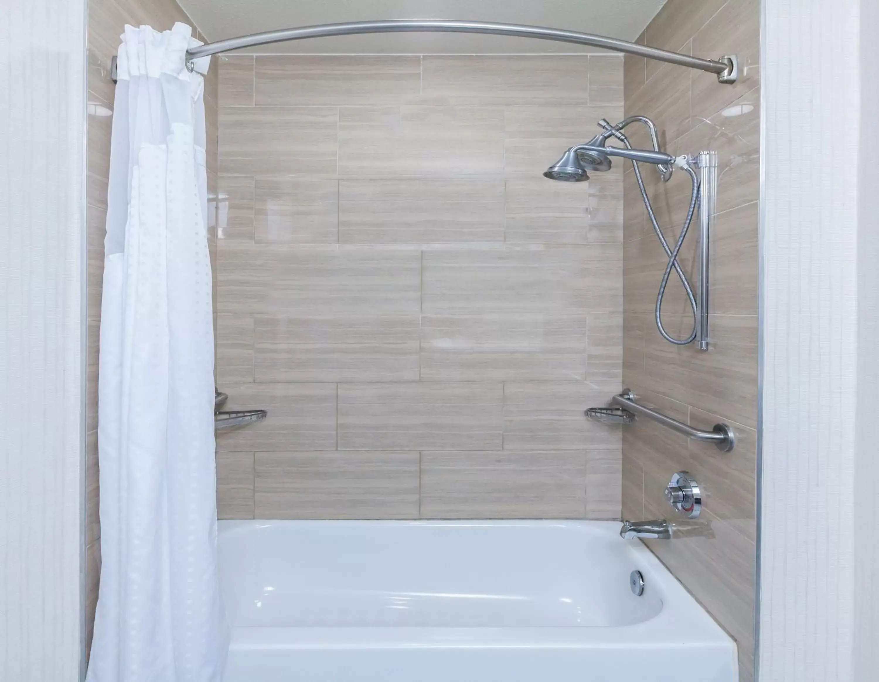 Standard King Room with Two King Beds and Tub - Communications Accessible in Holiday Inn Express & Suites Houston East by IHG Standard King Room with Two King Beds and Tub - Communications Accessible in Holiday Inn Express & Suites Houston East by IHG