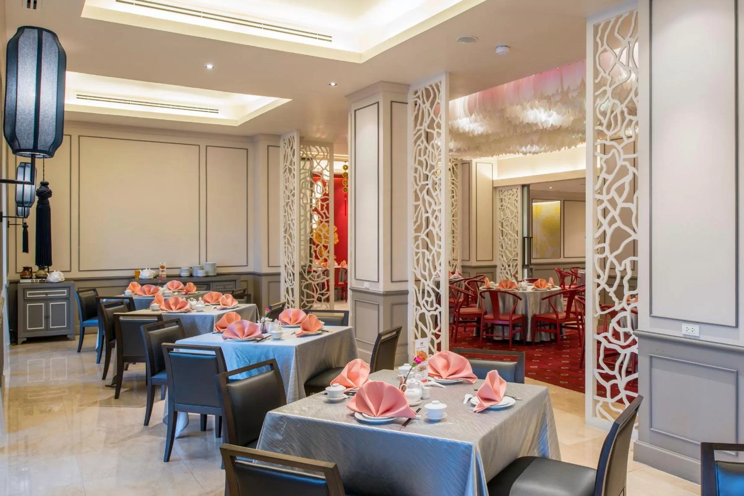 Restaurant/places to eat in Chatrium Hotel Royal Lake Yangon