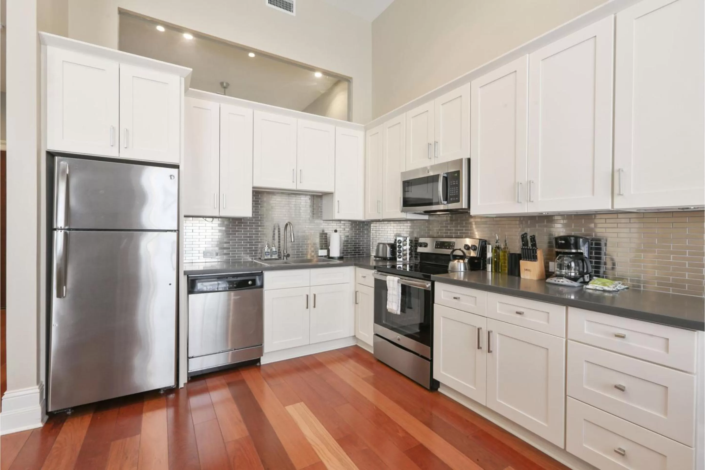 Coffee/tea facilities in Roami at Factors Row