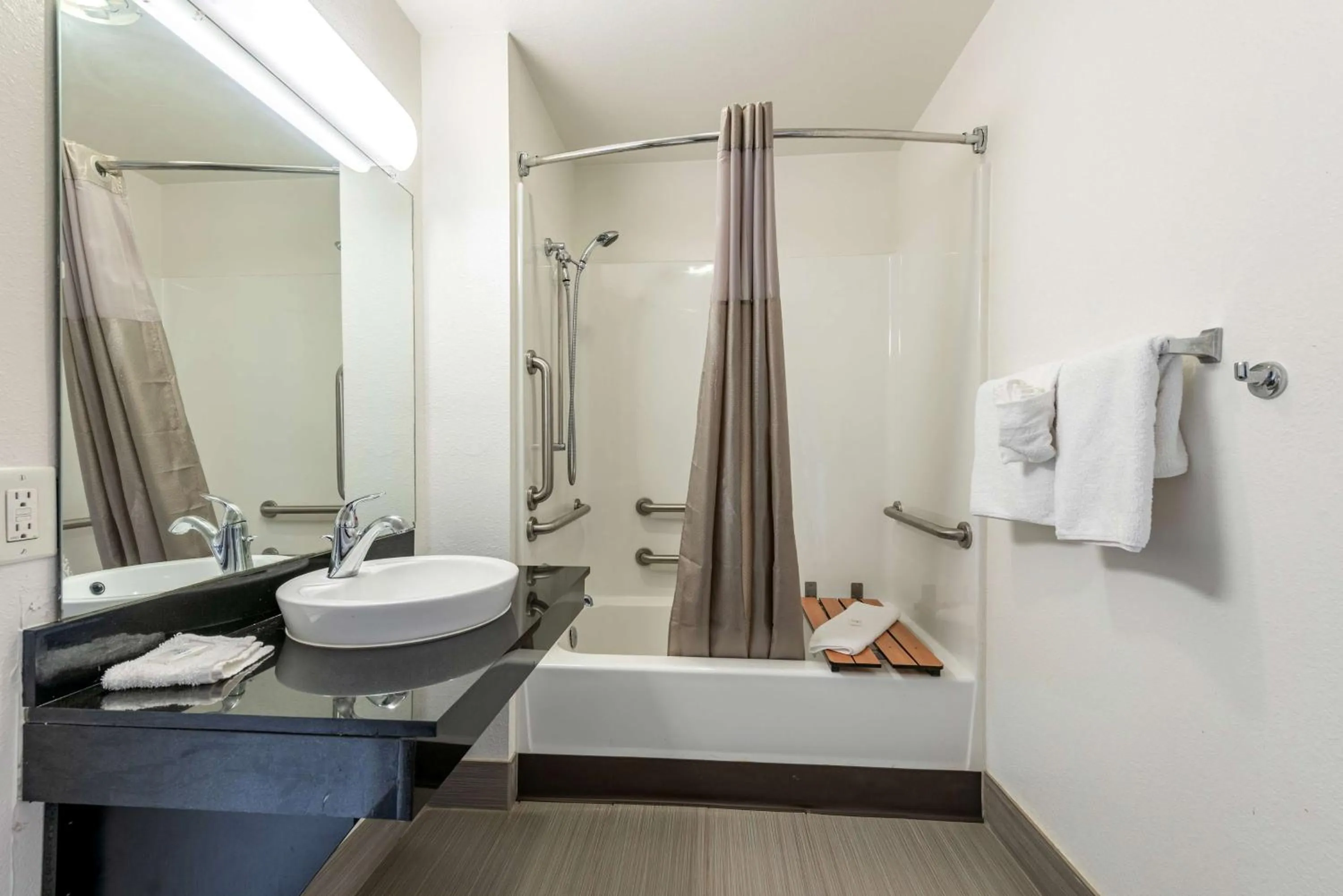 Bathroom in Studio 6-Monroe, LA - Hwy 165