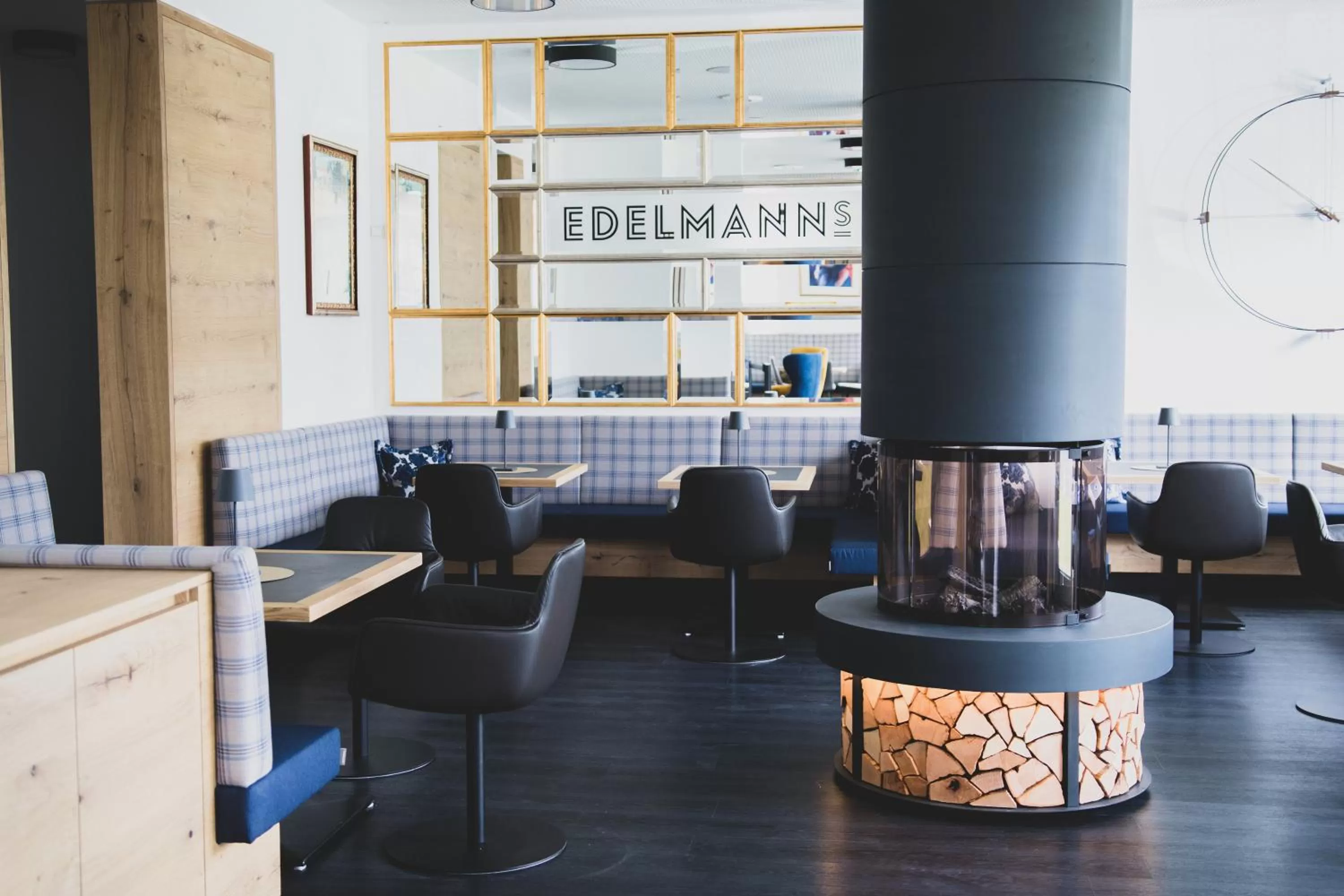 Lounge or bar in EDELMANNs Hotel