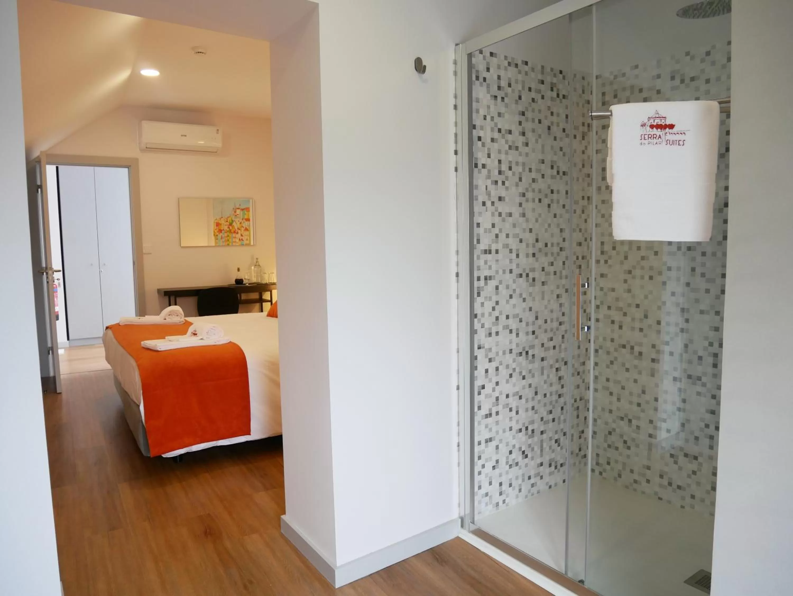 Shower, Bed in Serra do Pilar Porto Suites