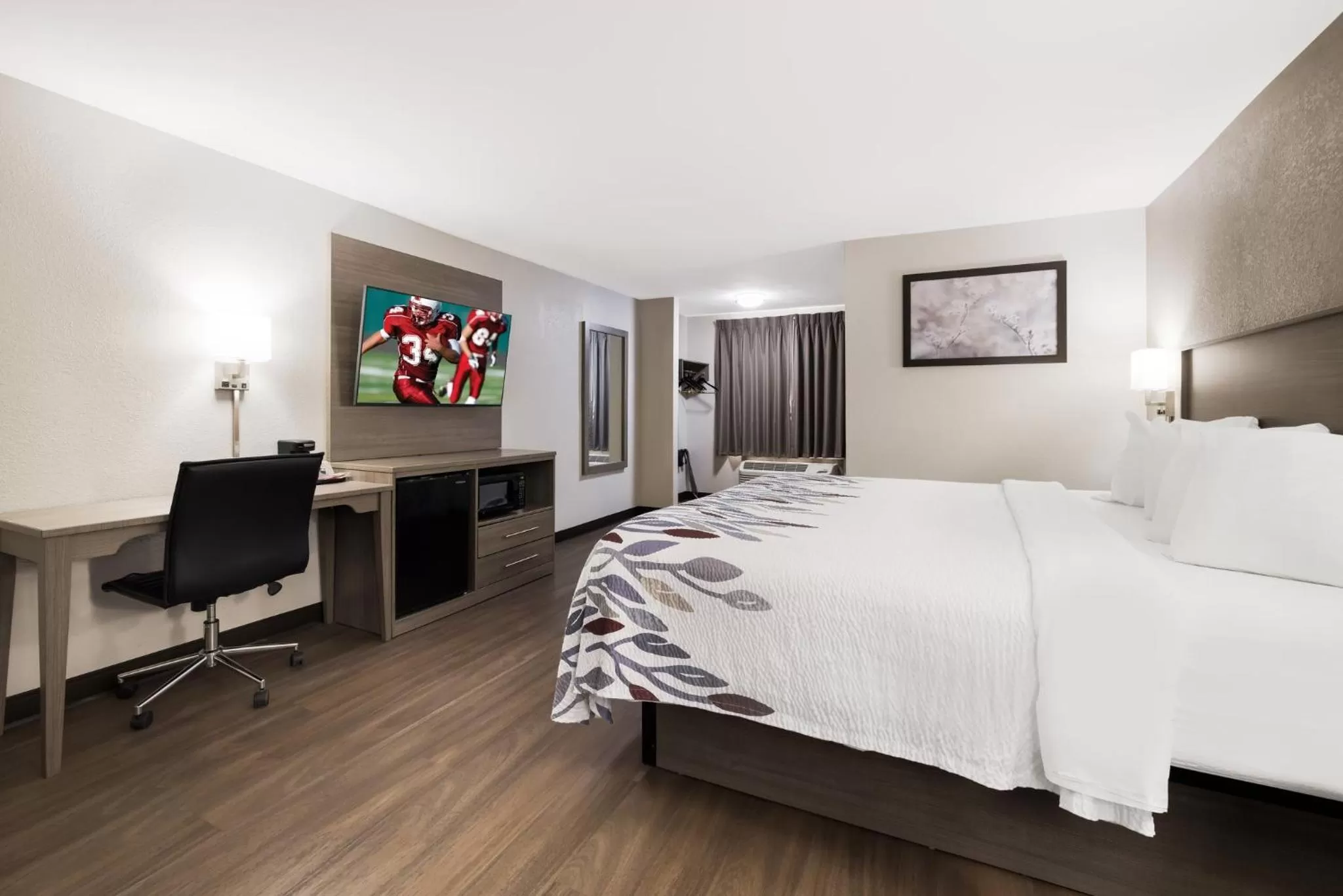 Bedroom, Bed in Red Roof Inn Weedsport