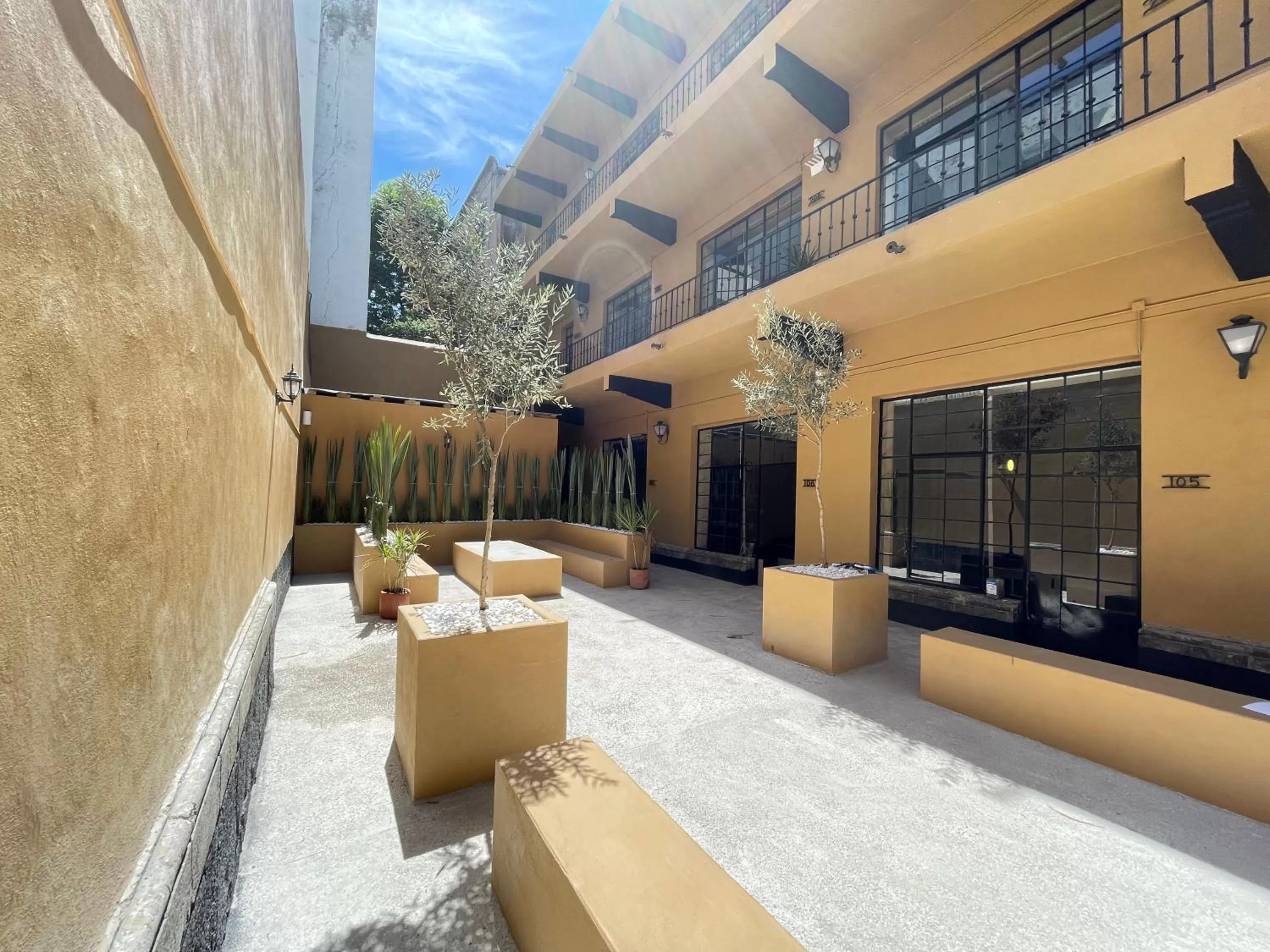 Property building in Colmena Hotel CDMX Centro