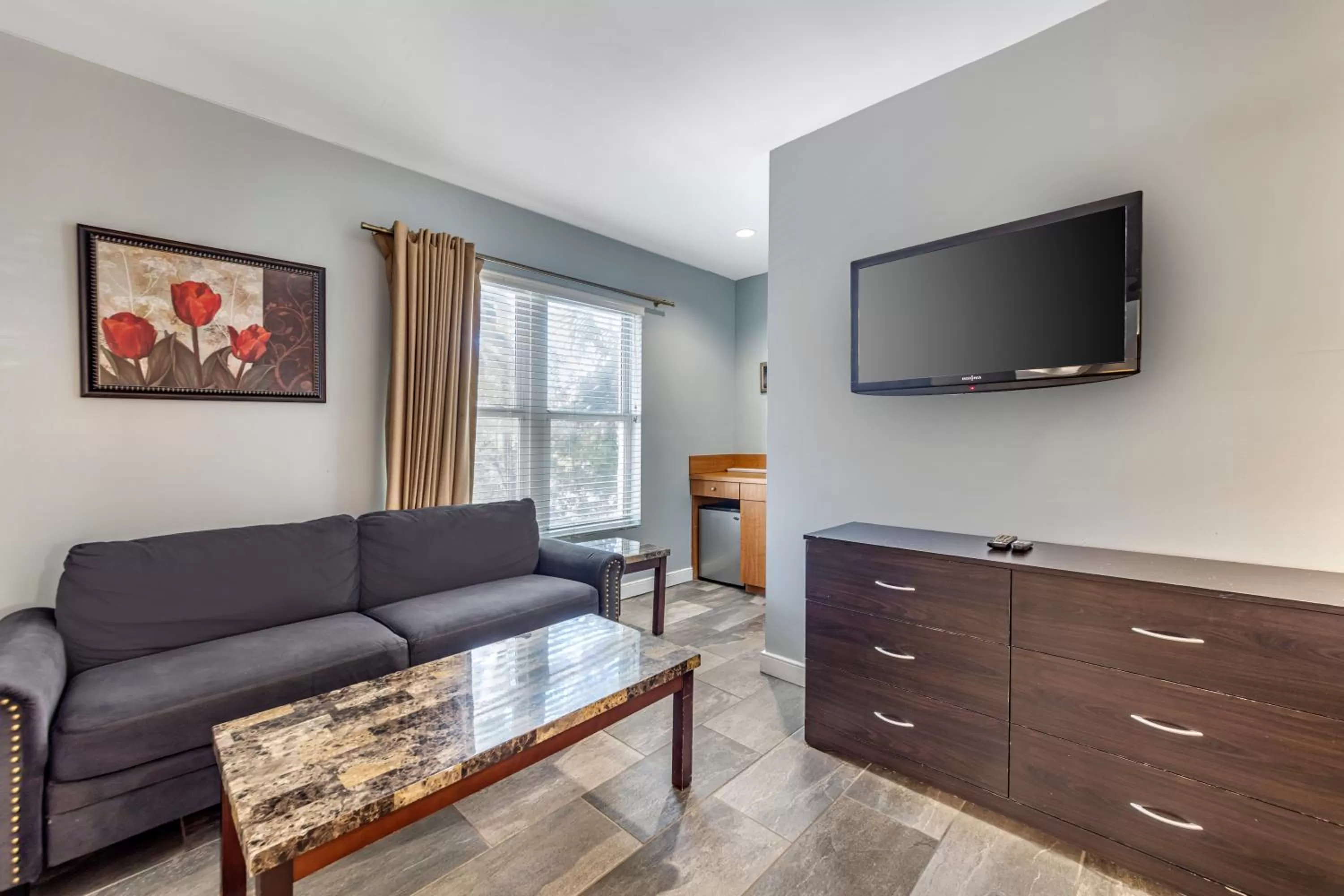 TV and multimedia, Seating Area in La Flora by LuxUrban