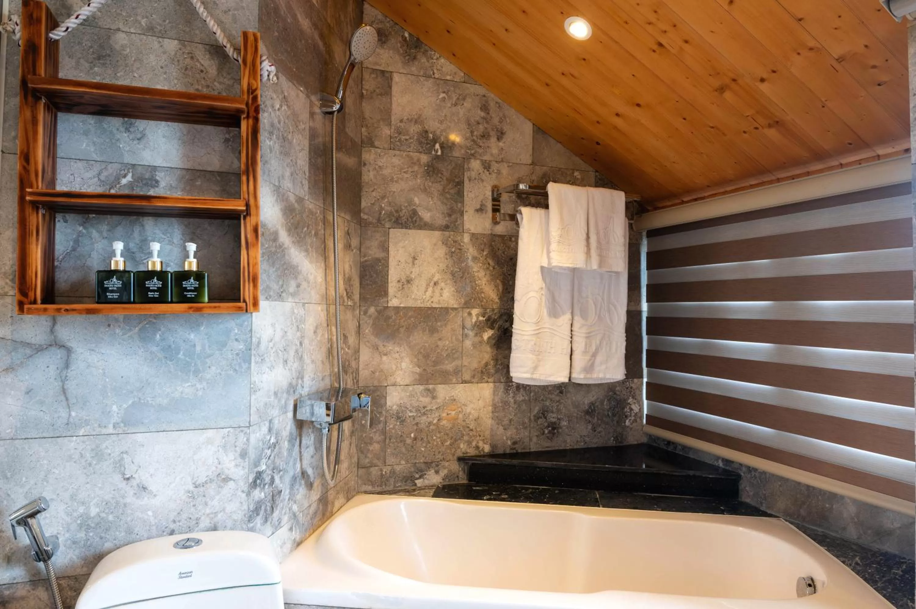 Shower in Hoang Trinh Hotel