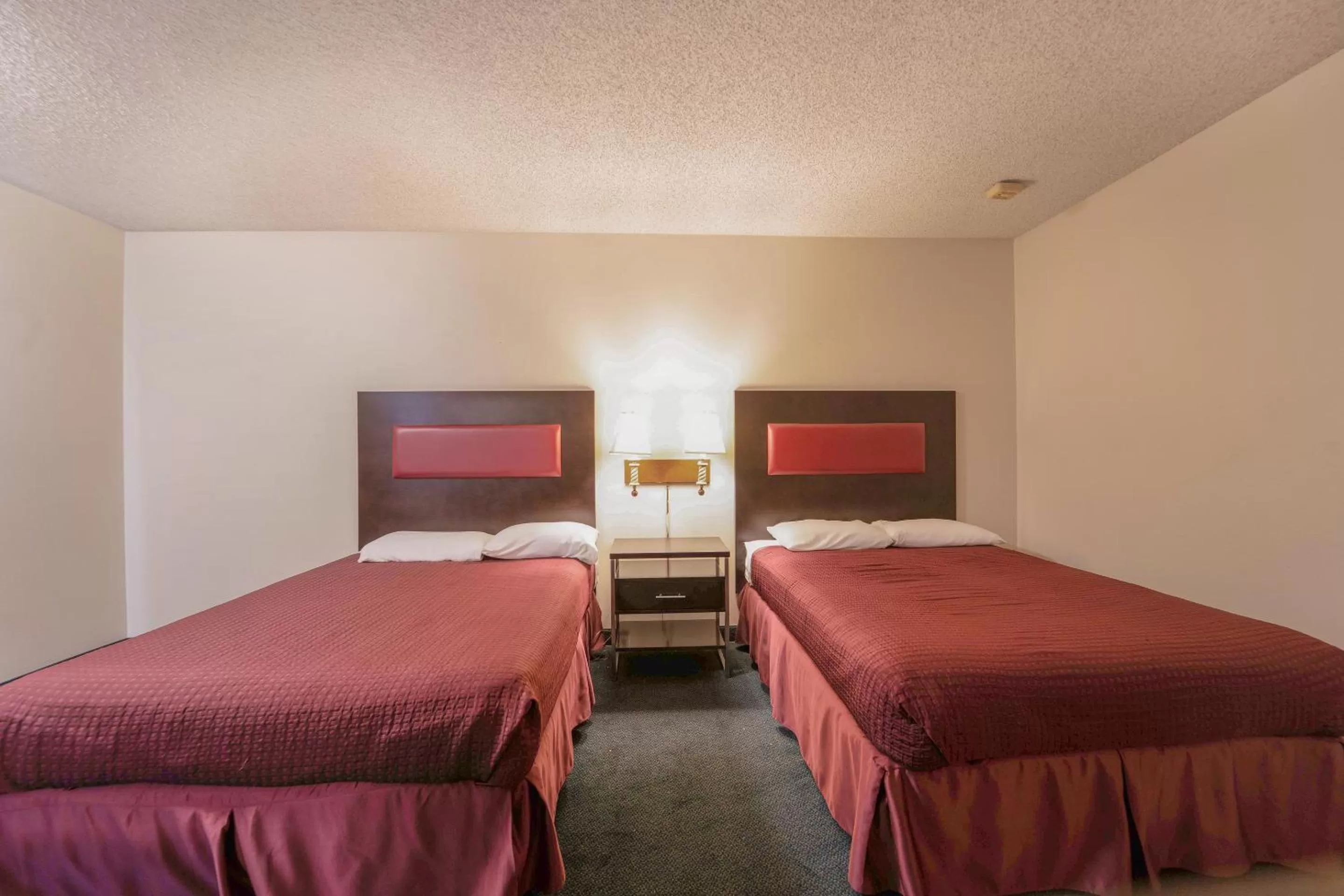 Photo of the whole room, Bed in Royal Plaza Inn