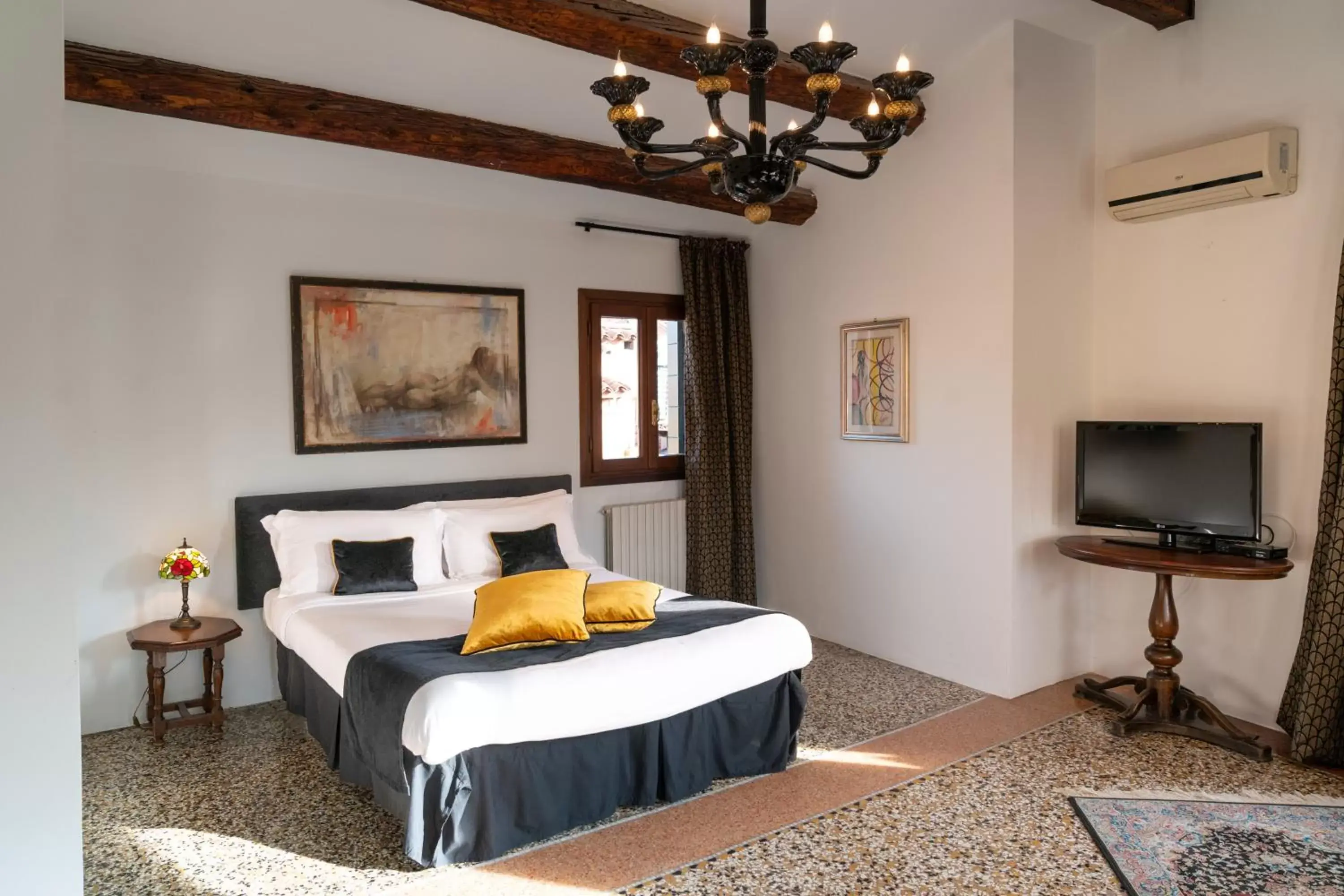 Presidential Duplex with Rooftop in Palazzo San Luca Presidential Duplex with Rooftop in Palazzo San Luca