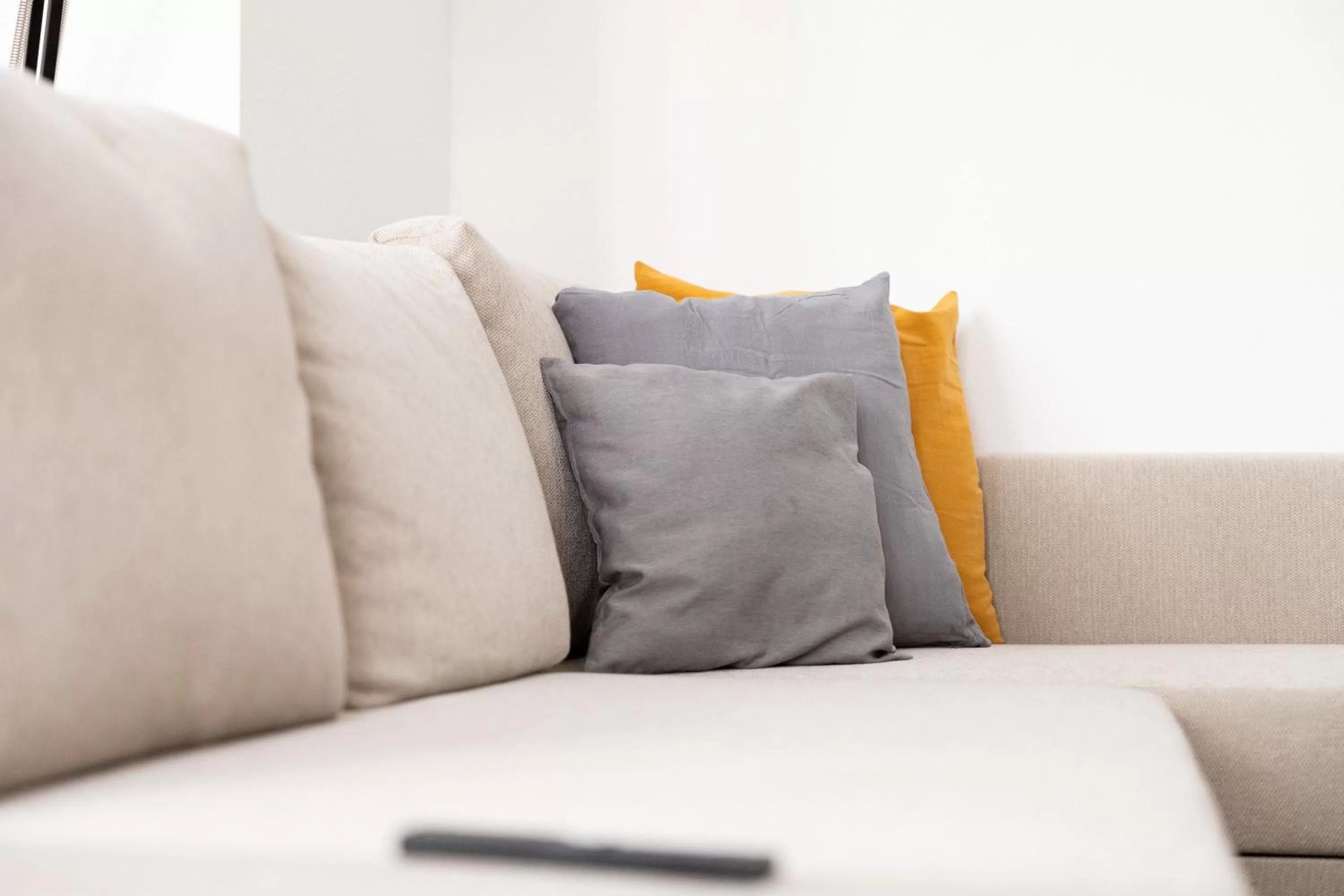 Seating area, Bed in Ko-Living Space an der Oper - Street Art Design Apartments