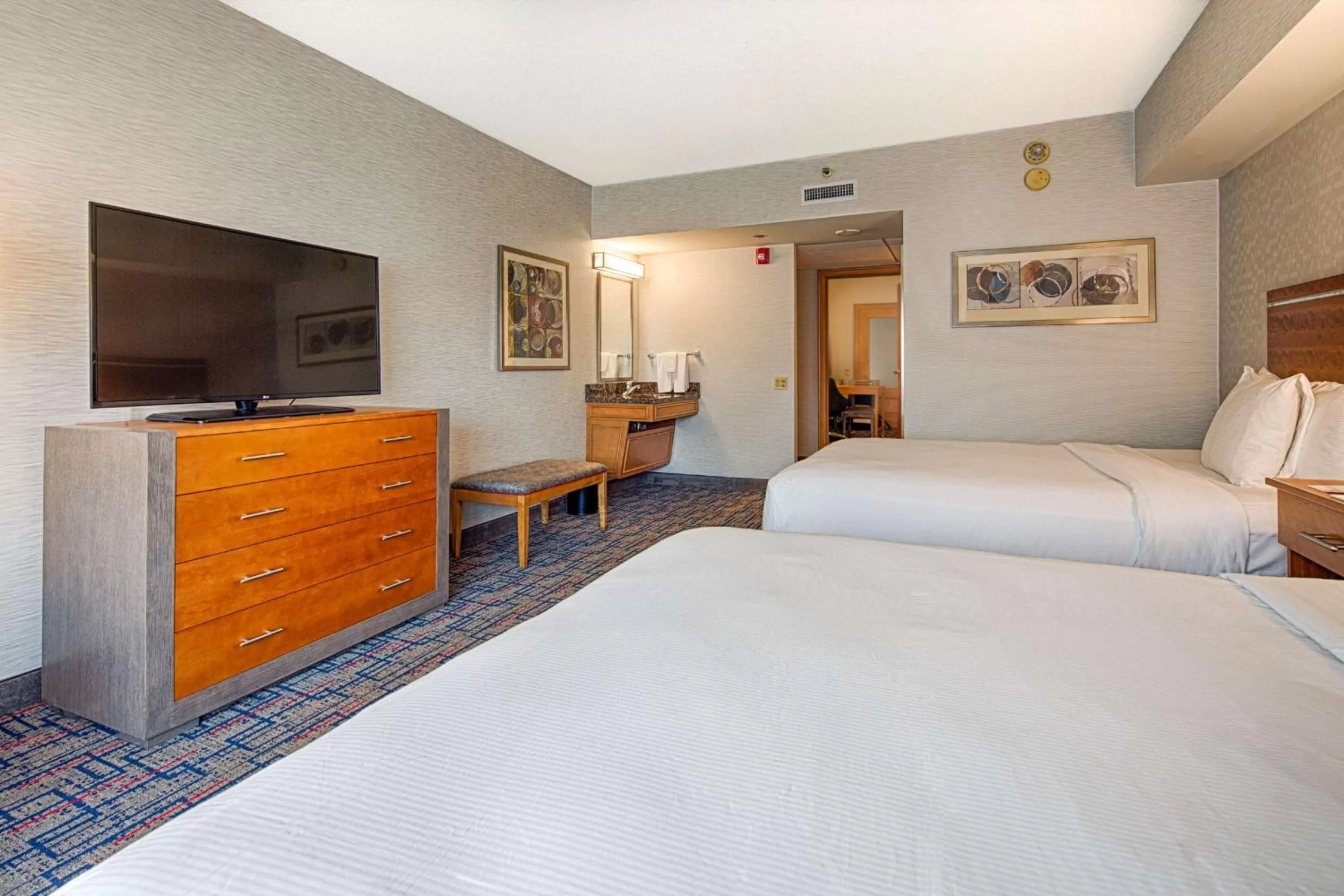 Bedroom, Bed in Embassy Suites by Hilton Chicago O'Hare Rosemont