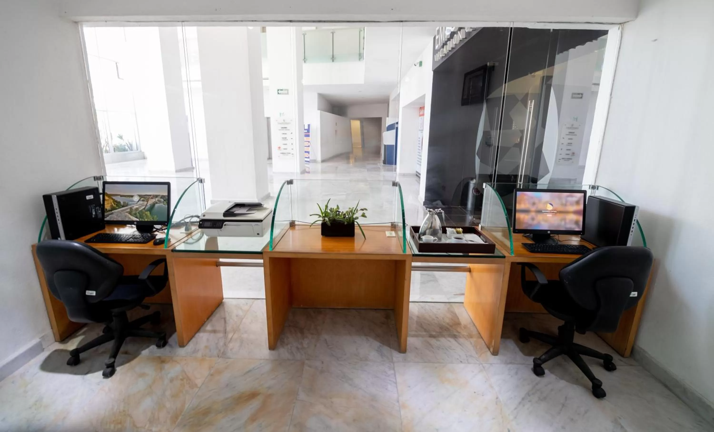 Business facilities in Emporio Acapulco