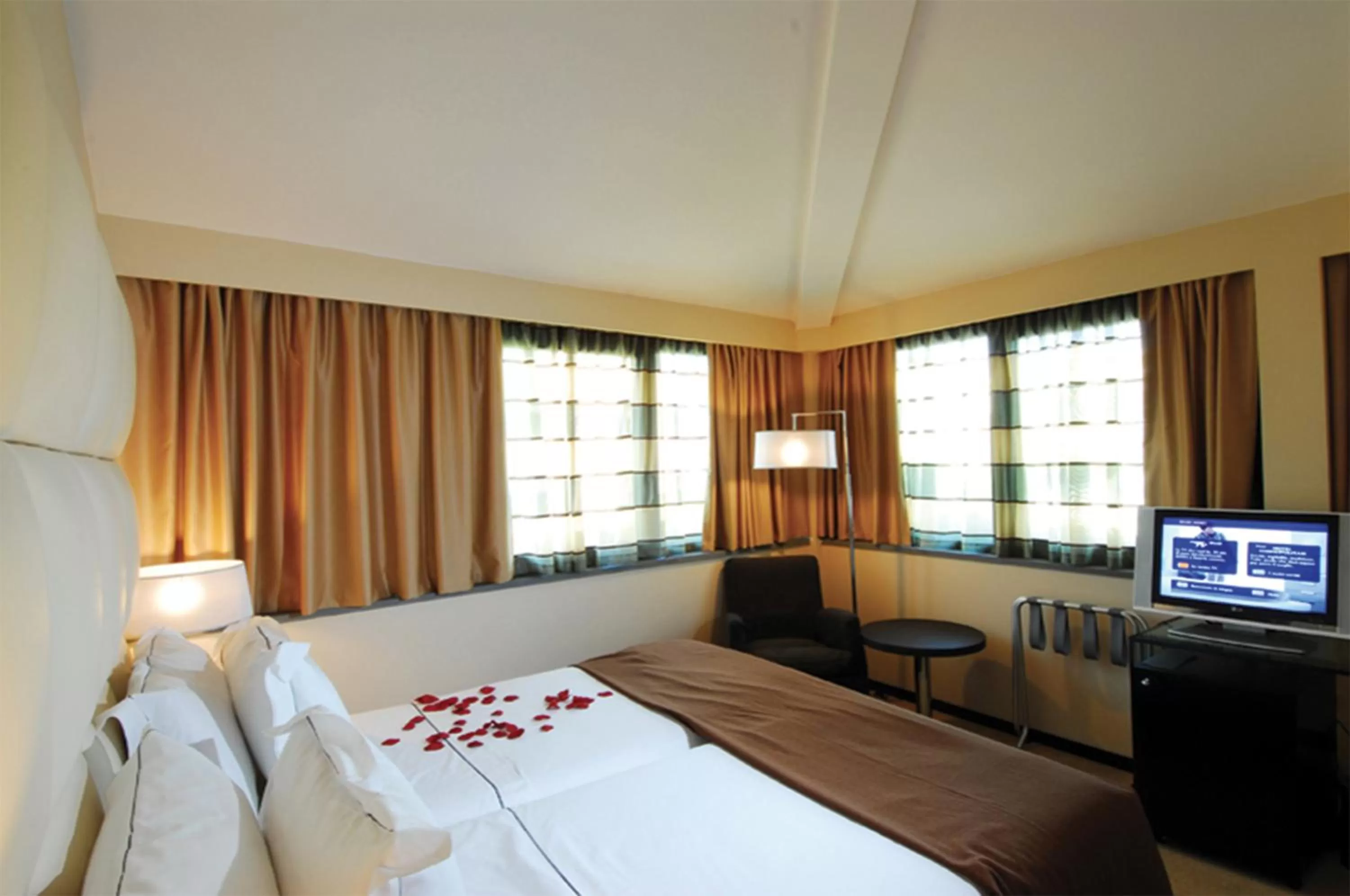 Bedroom, Bed in Cosmopolitan Hotel