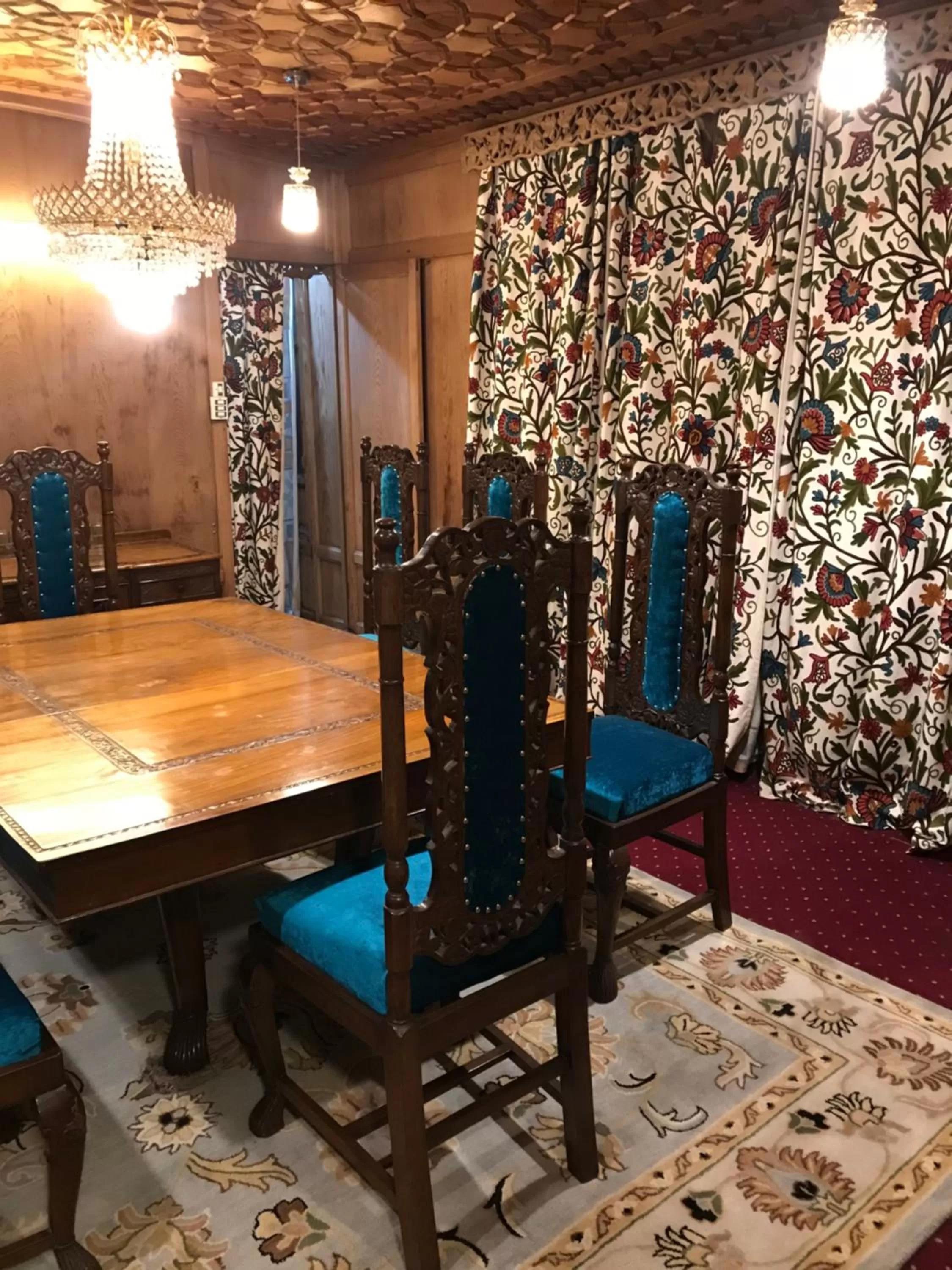 Living room, Dining Area in Nazneen Group Of Houseboats