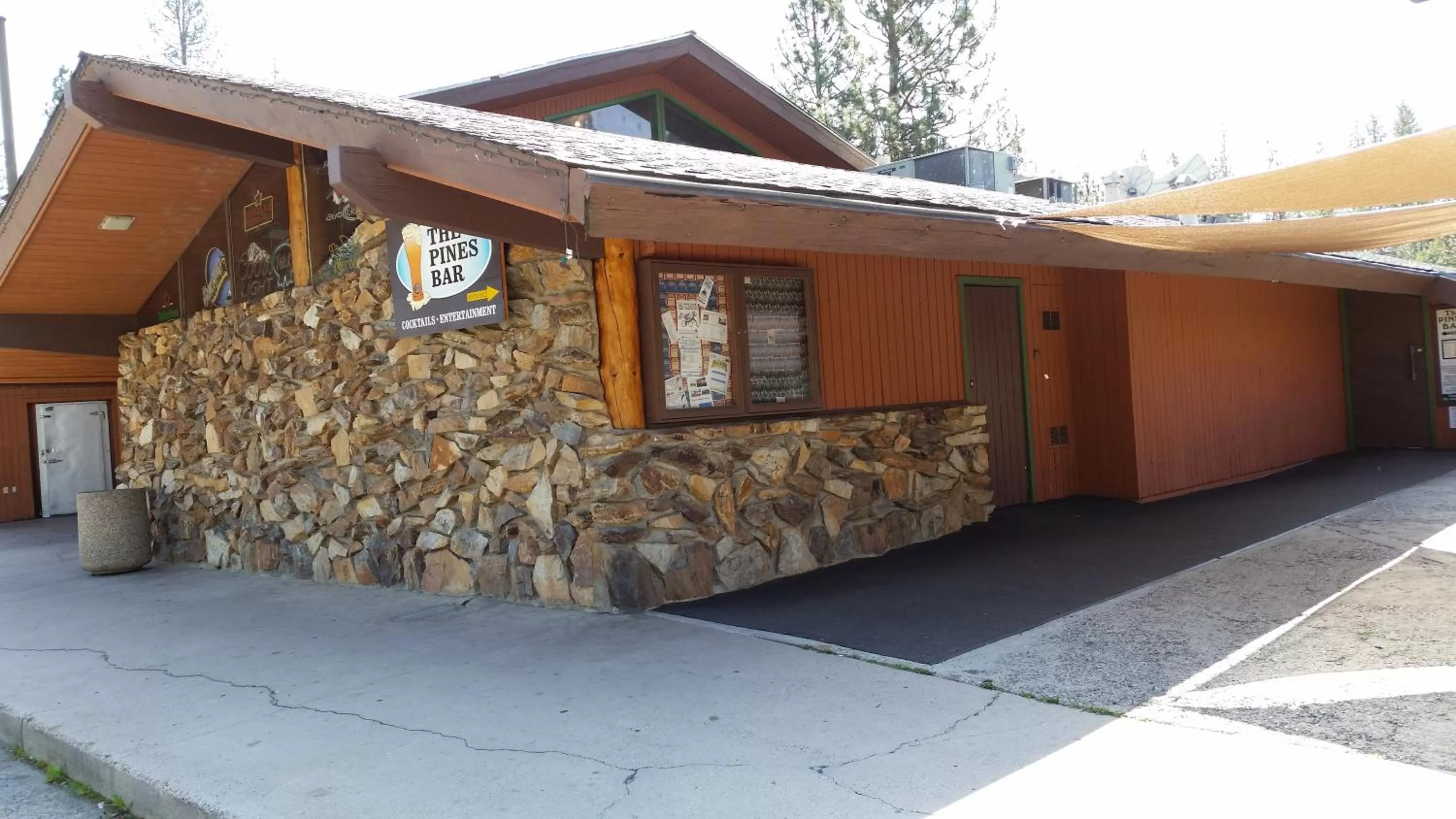 Lounge or bar in The Pines Resort & Conference Center