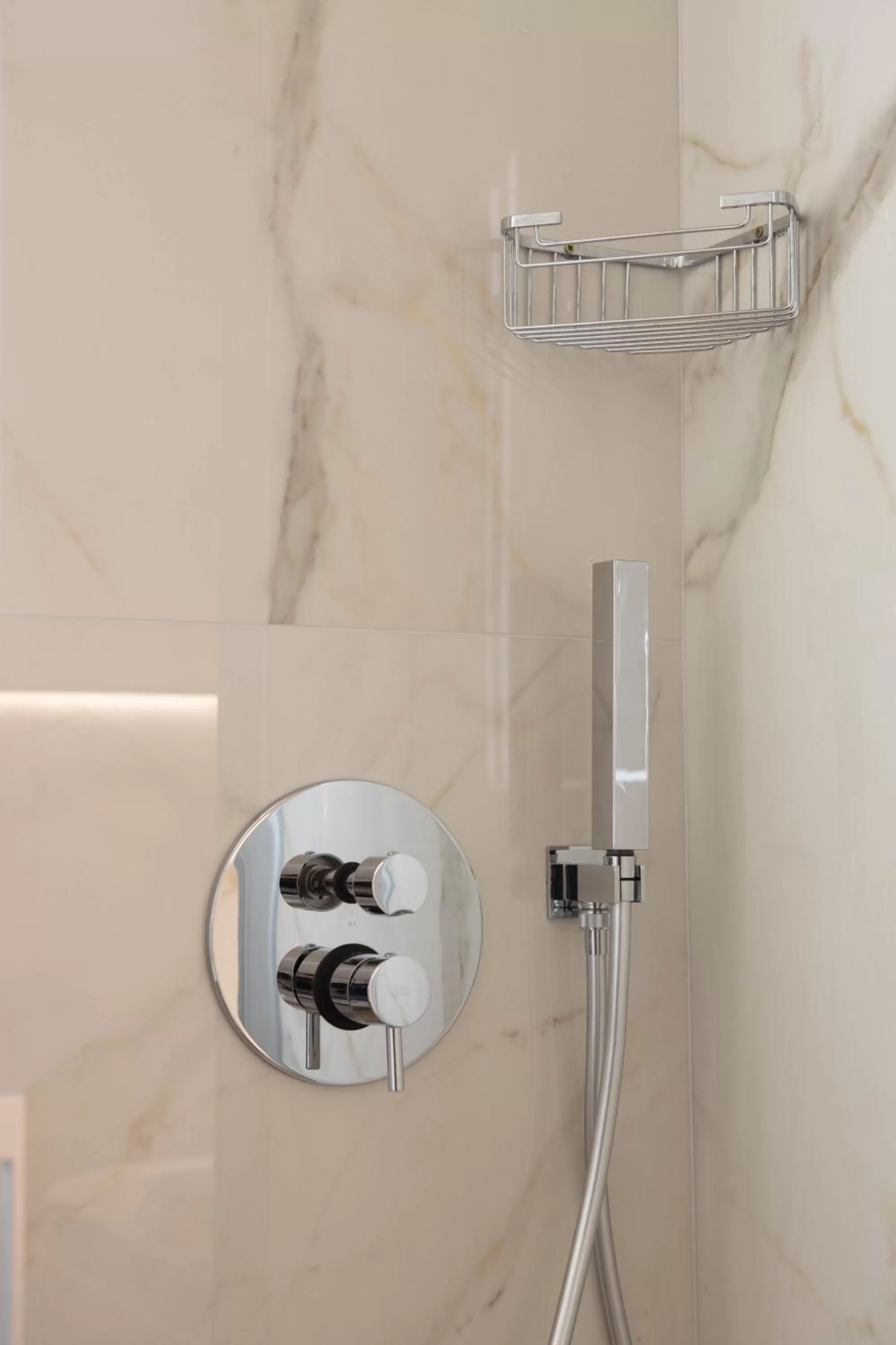 Shower in Vespasiani Suites