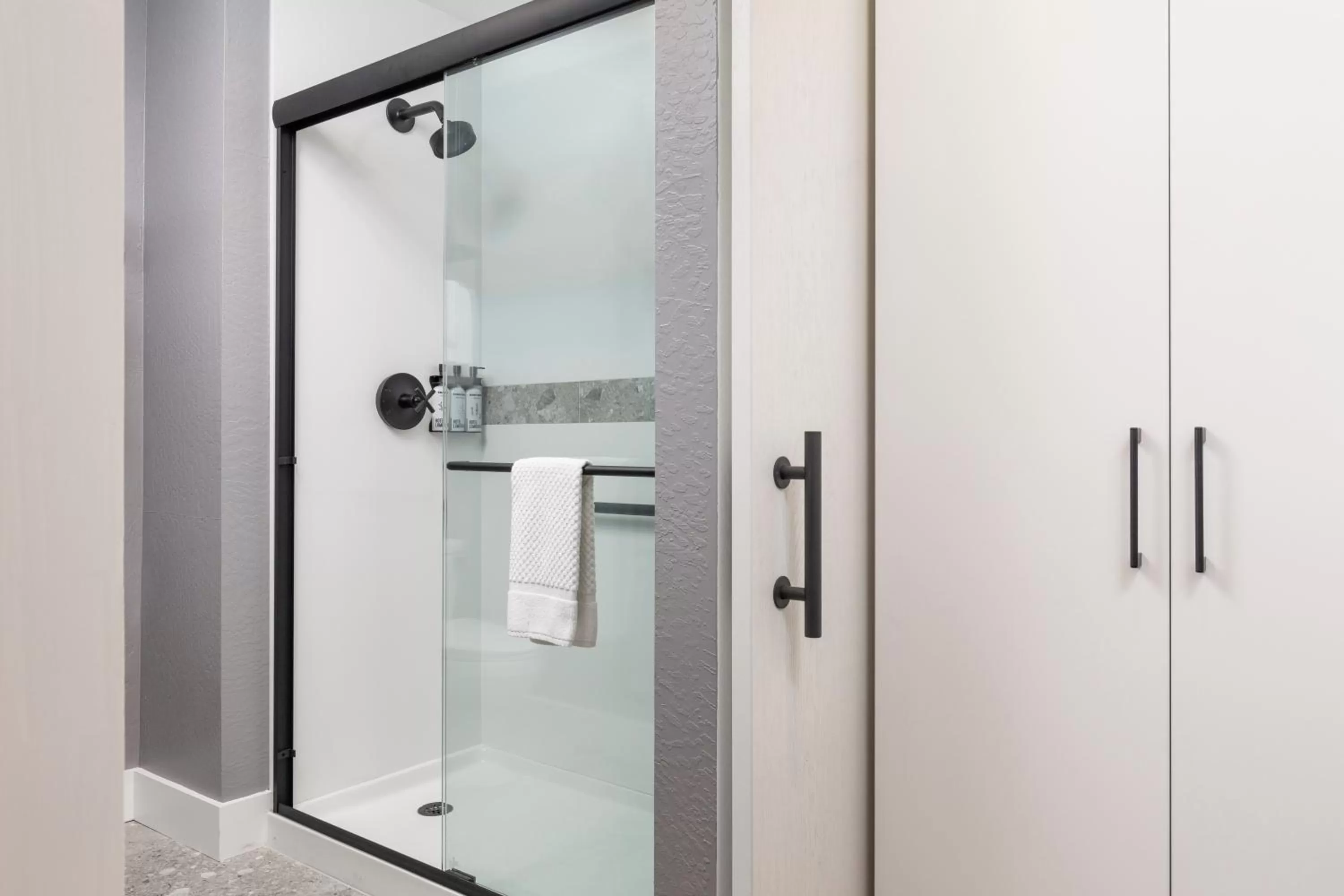 Shower in Hotel Lumberjack - Sonora