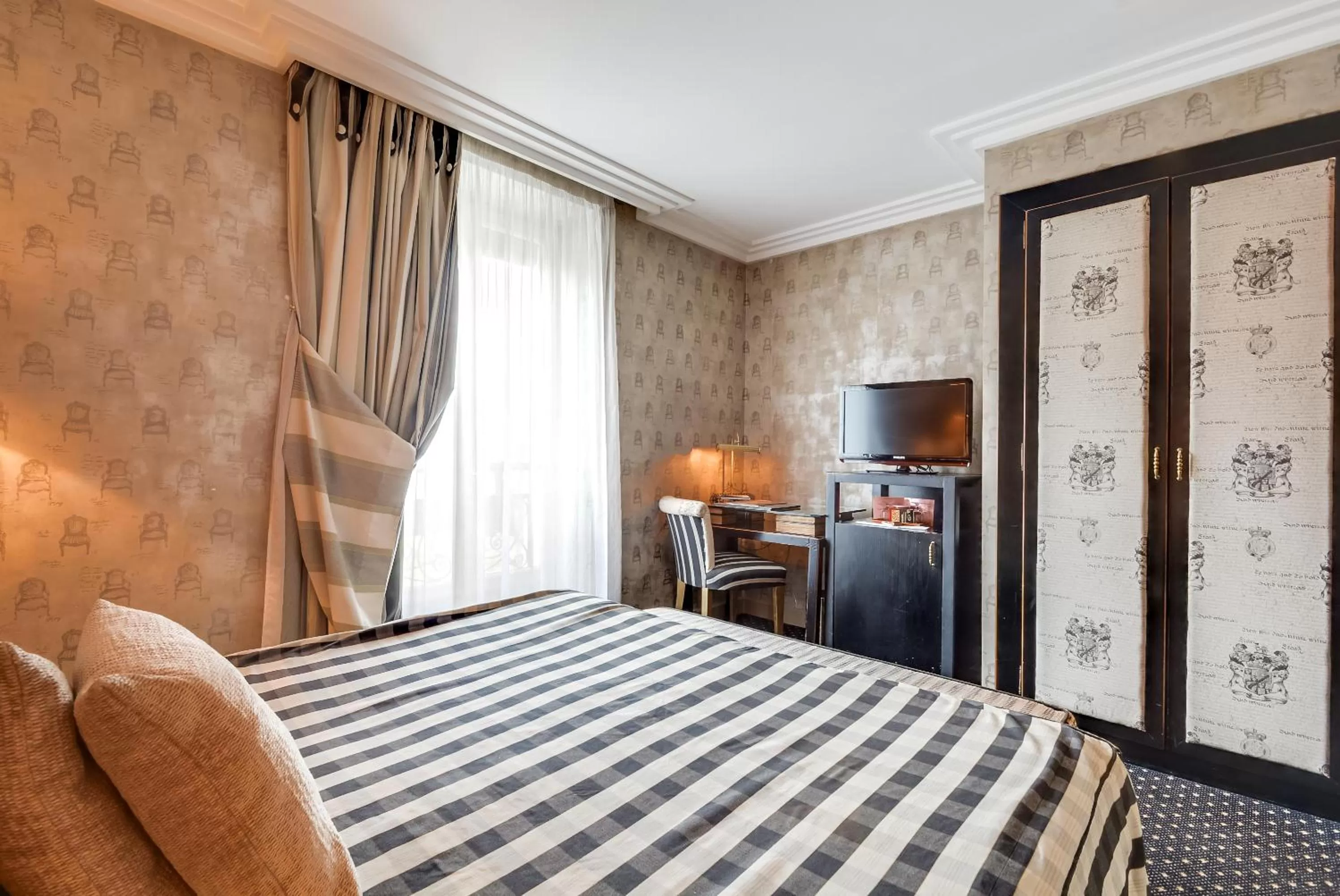 Photo of the whole room, Bed in Villa Lutèce Port Royal