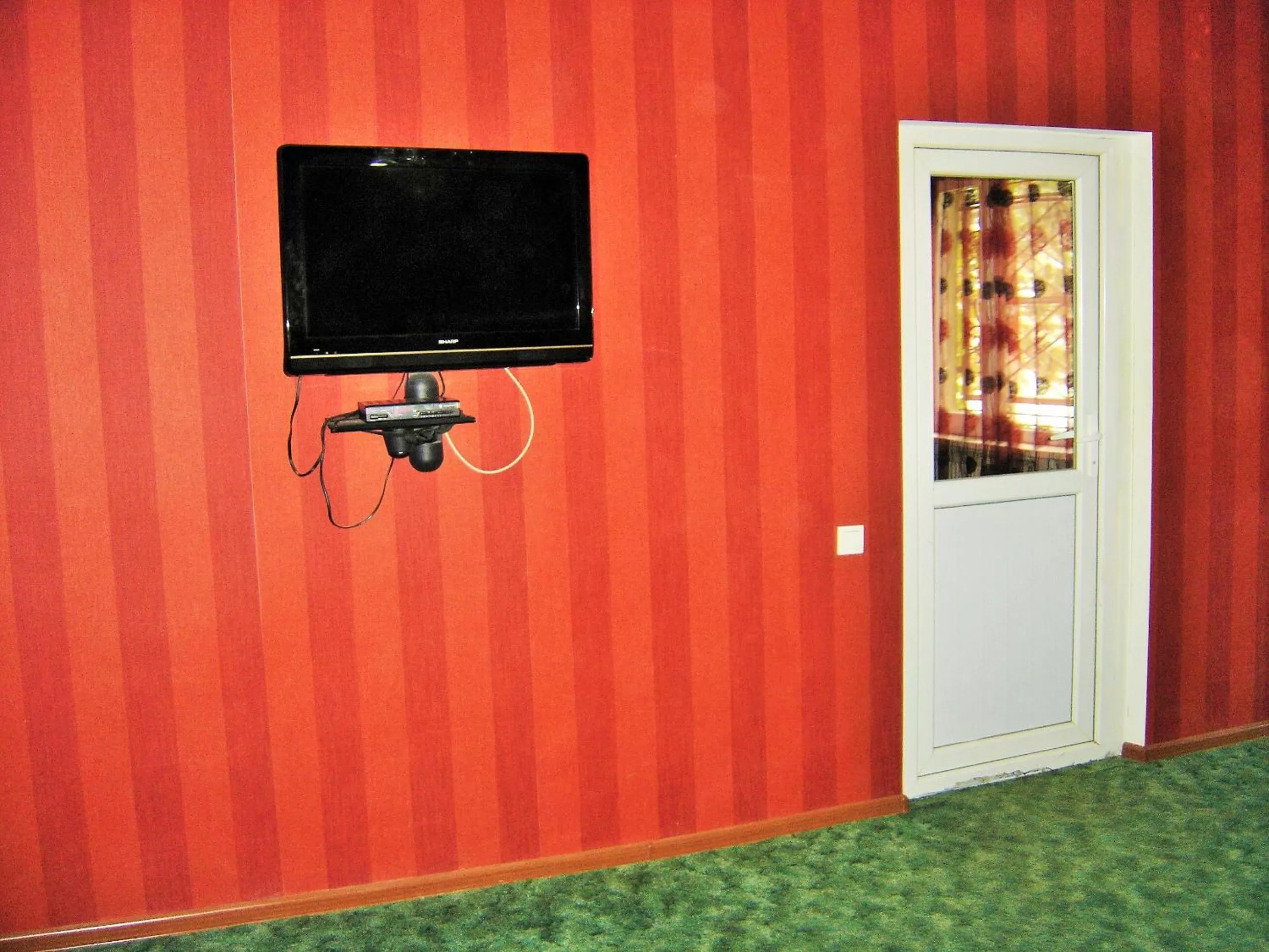 TV/Entertainment Center in Hotel Lilo near Airport