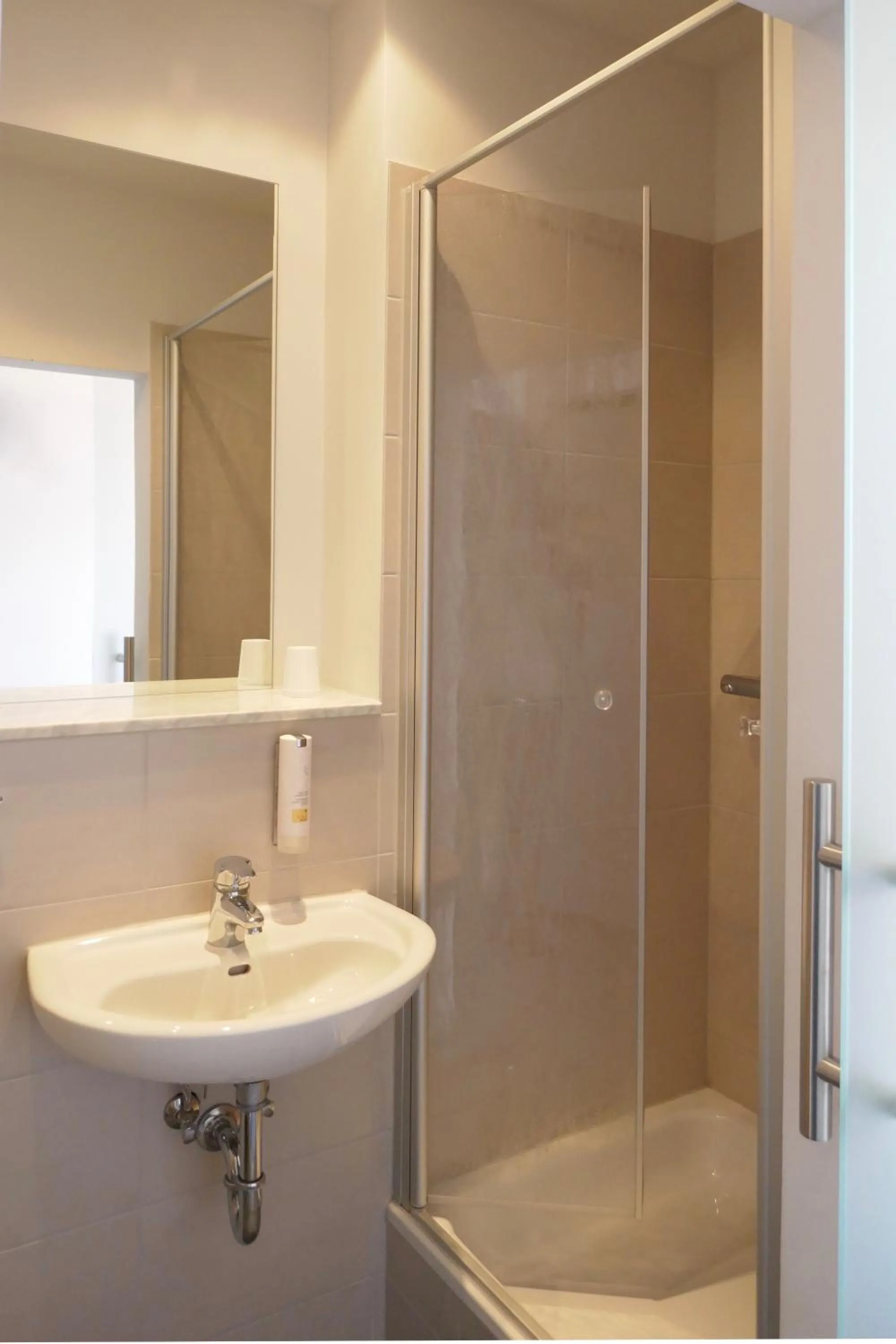 Shower in Hotel zwischen den Seen