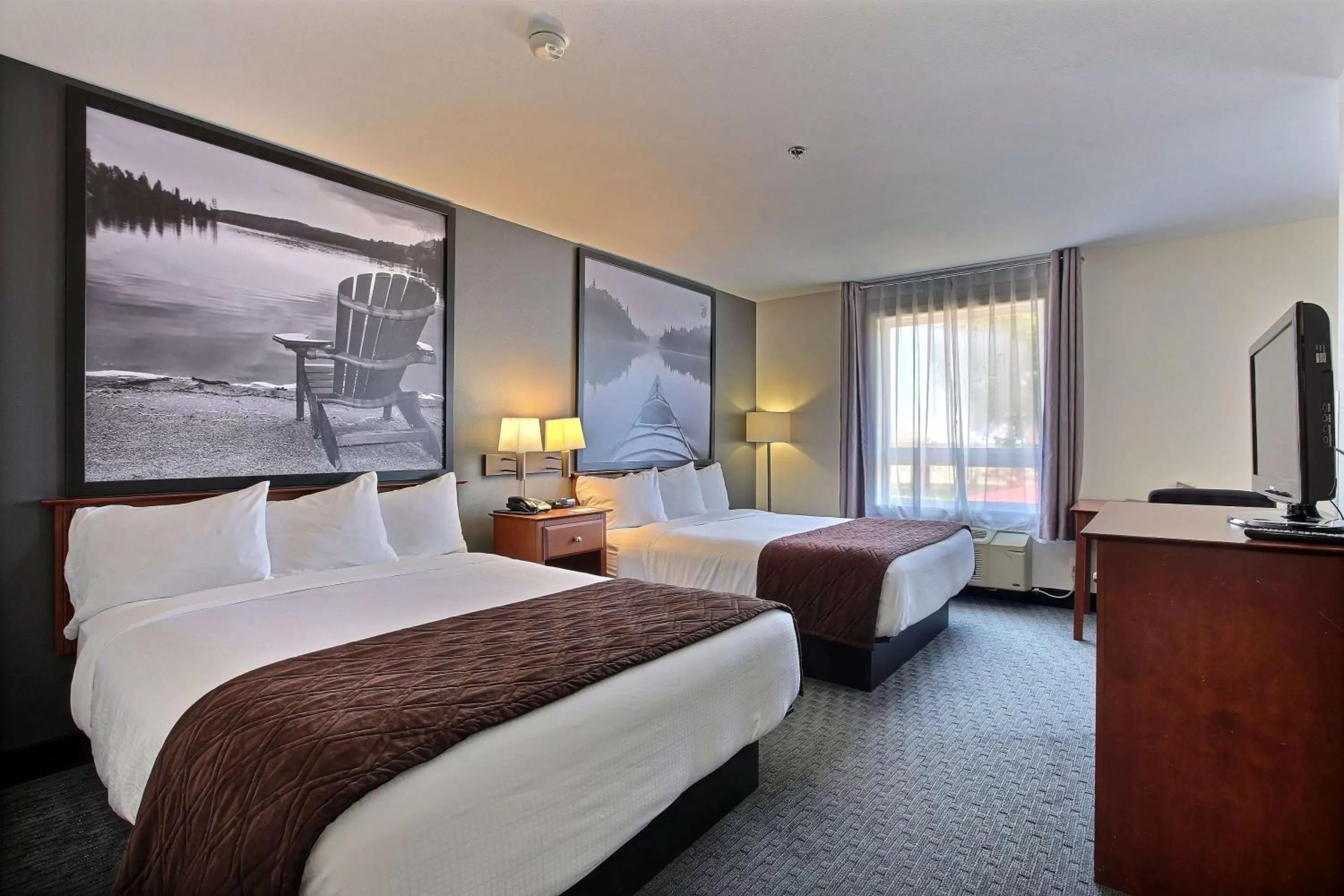 Photo of the whole room, Bed in Super 8 by Wyndham Trois-Rivieres