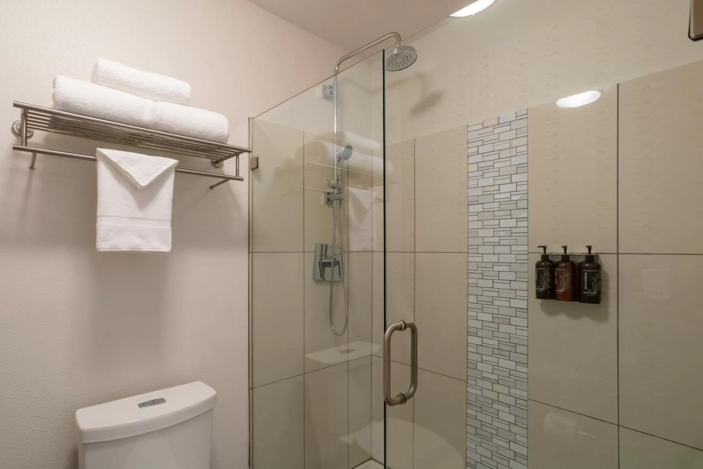 Bathroom in Oxford Suites Portland - Jantzen Beach