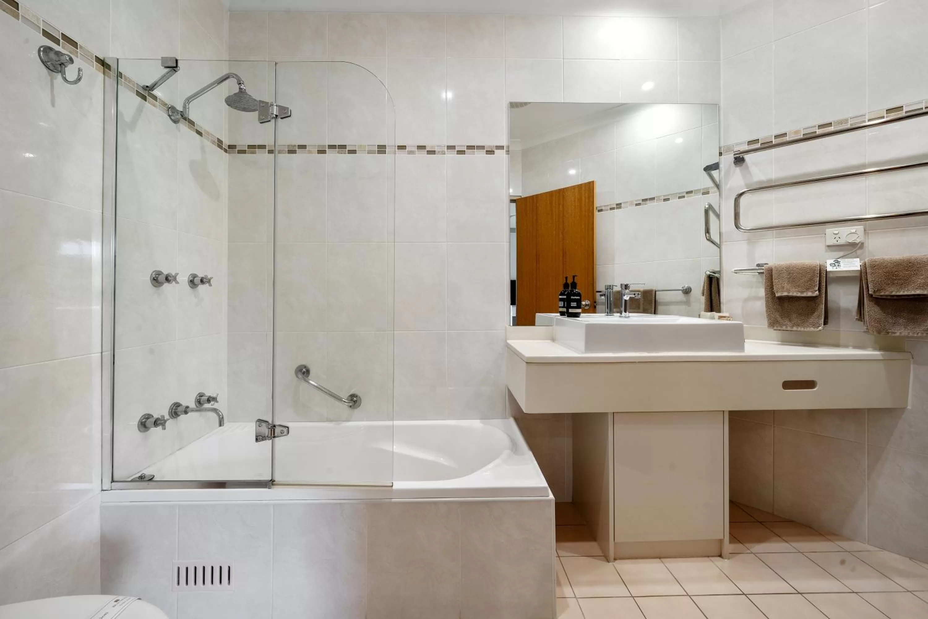 Bathroom in Oasis Inn Ulladulla - Welcoming Guests 18 Years and Older