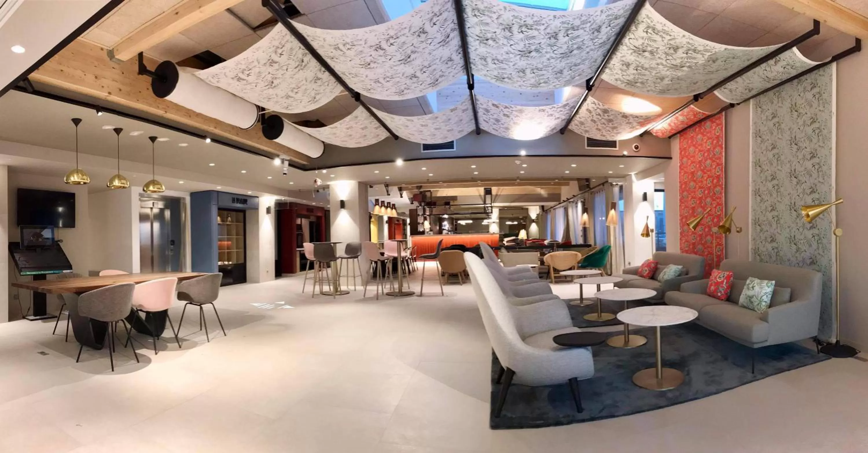 Lobby or reception in Mercure Avignon TGV Hotel & Spa