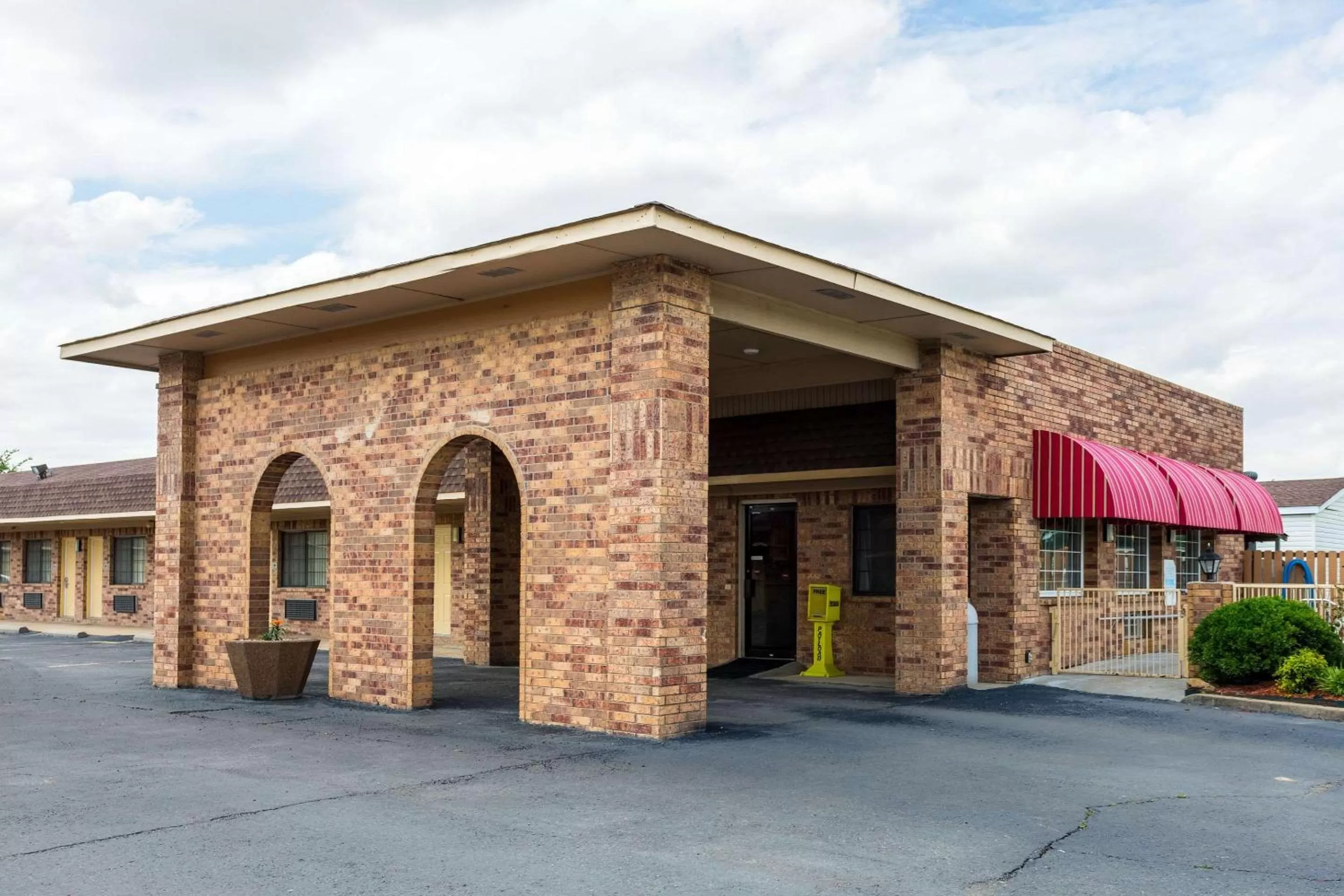 Property building in Econo Lodge & Suites Brinkley