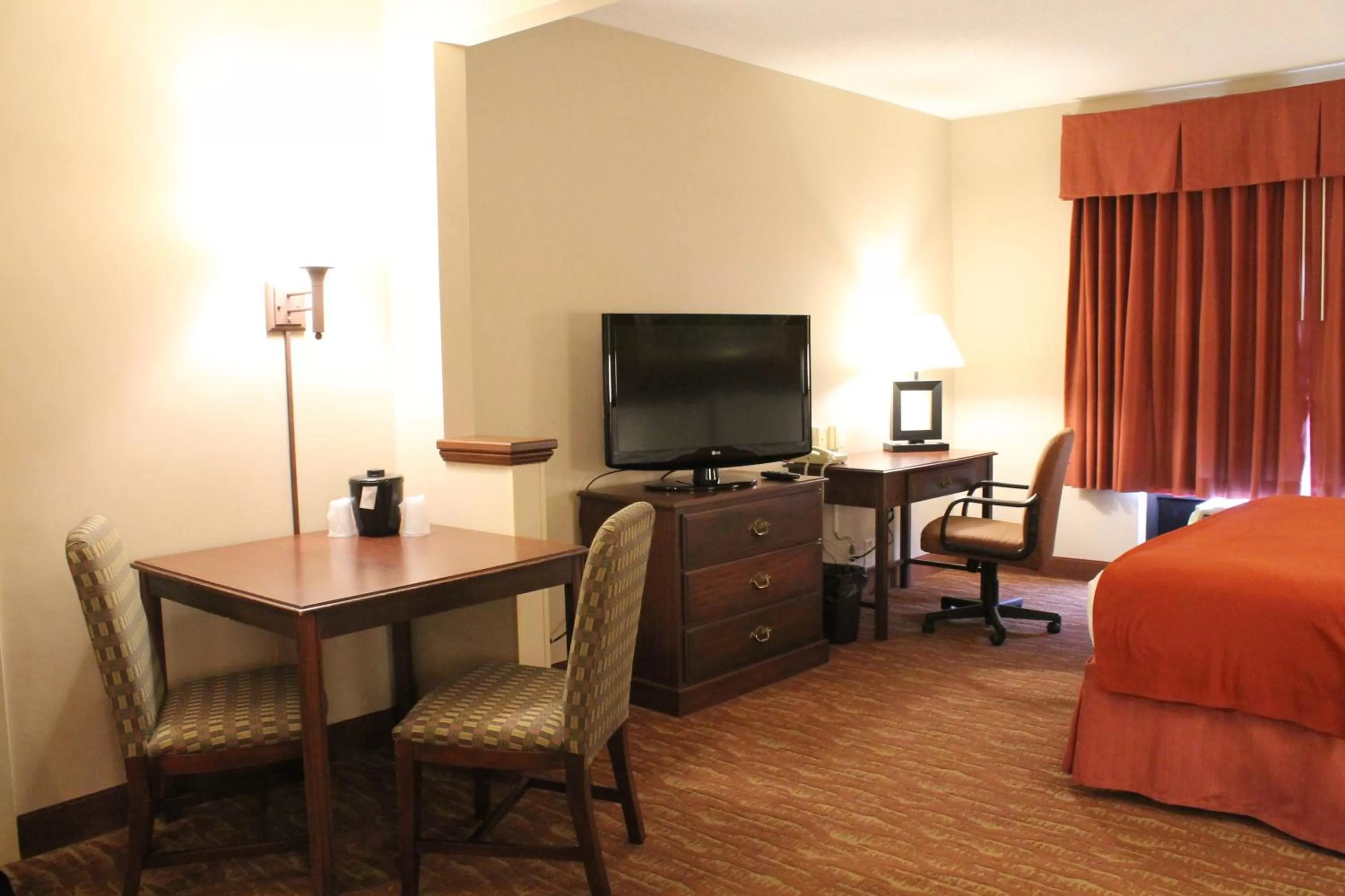 TV and multimedia, Bed in Auburn Place Hotel & Suites Paducah