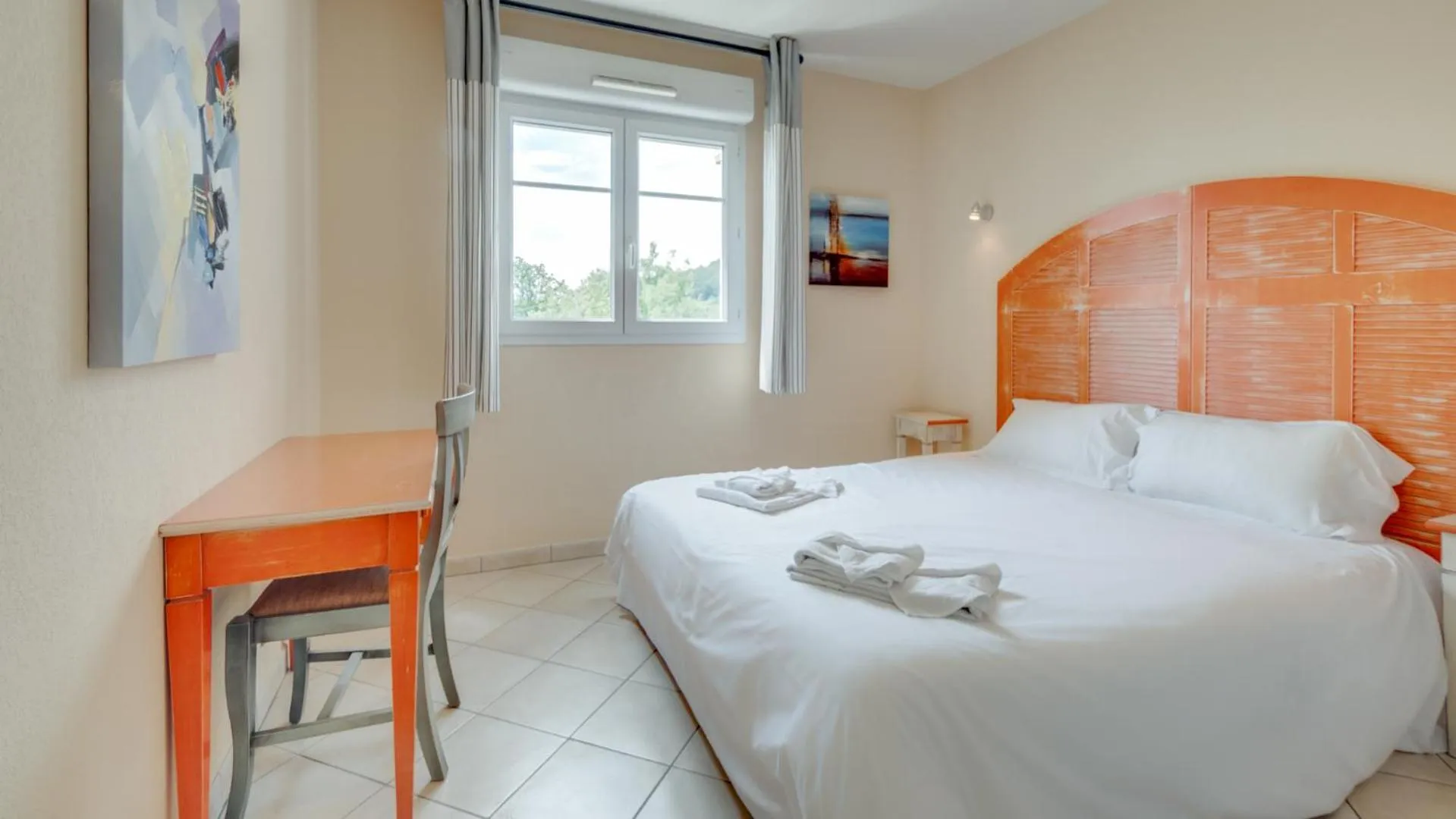 Photo of the whole room, Bed in Vacancéole – Le Domaine de Camiole