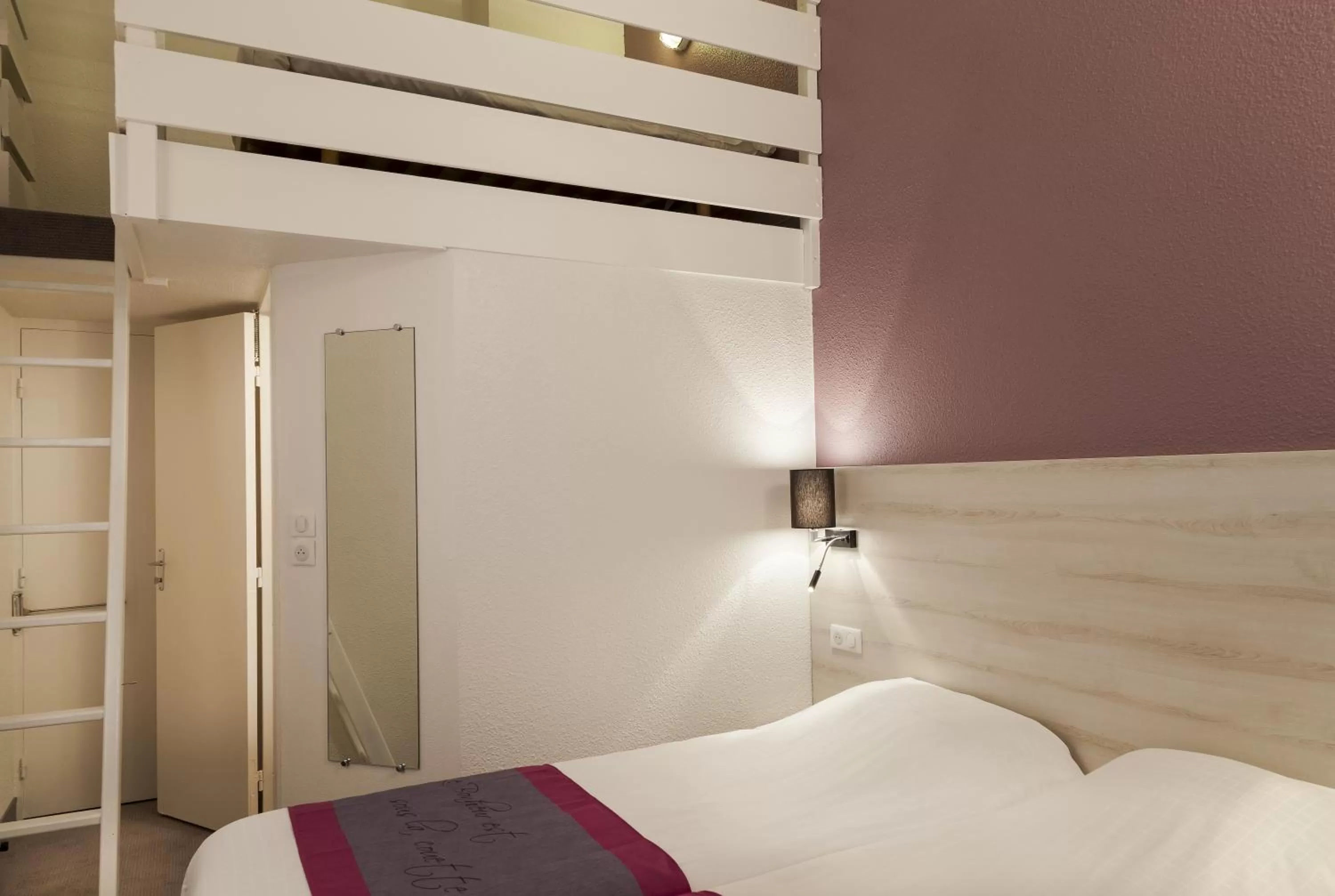 Decorative detail, Bed in Kyriad Lille Est - Villeneuve d'Ascq