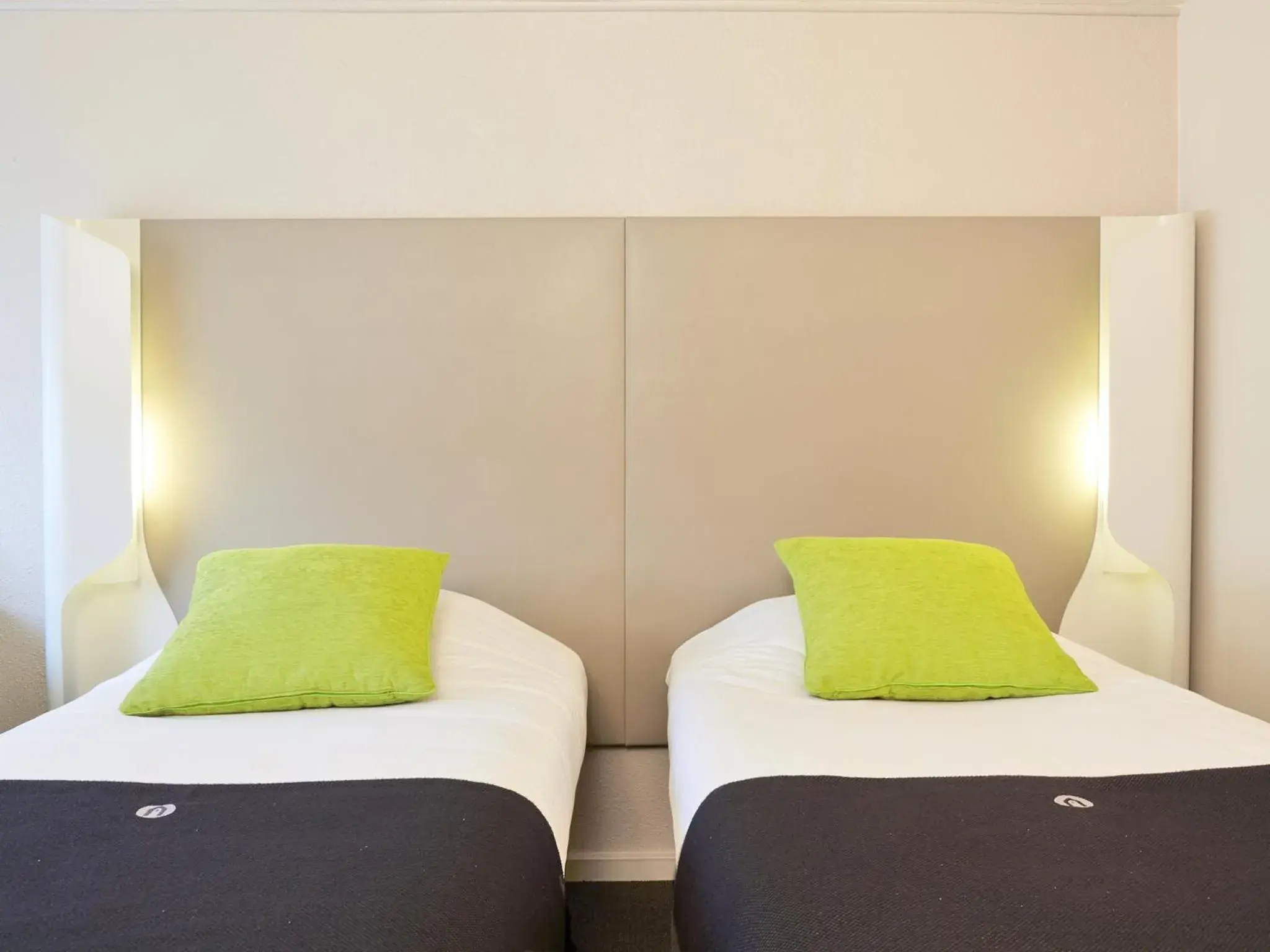 Standard Twin Room with One Single Bed - Up to Ten Years in Campanile Chambéry Standard Twin Room with One Single Bed - Up to Ten Years in Campanile Chambéry