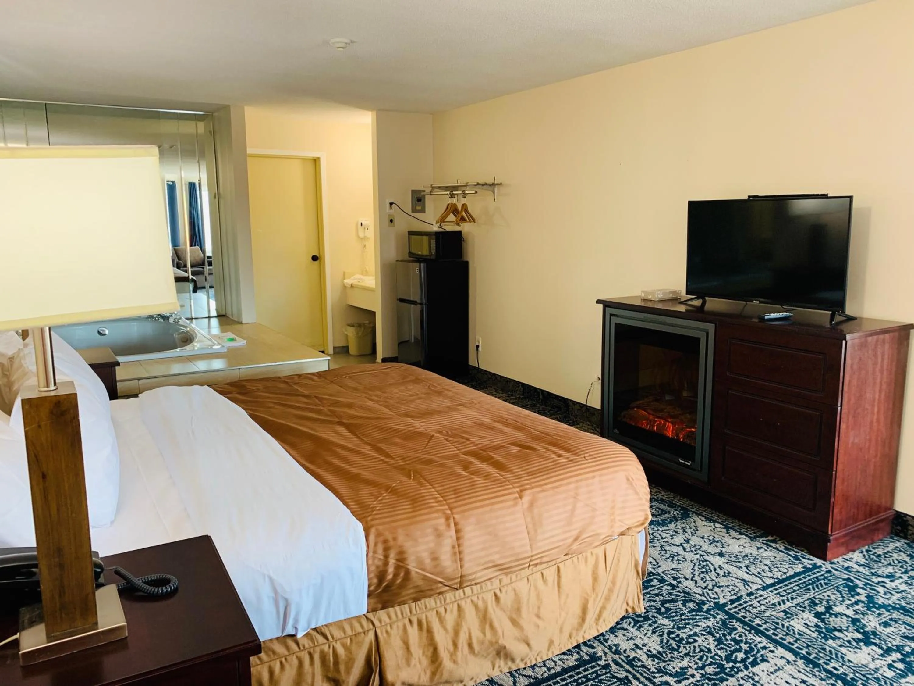 Bed in Falls Lodge & Suites